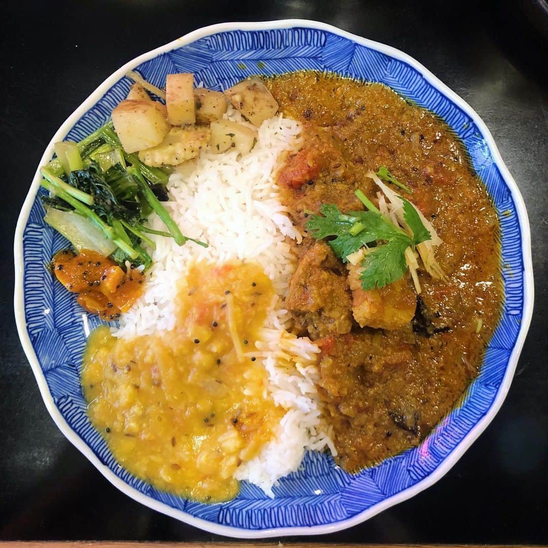 木村ミサのインスタグラム：「ヒップホップを聴きながら食べる中華系カレー🍛﻿ ﻿ 市ヶ谷　牧谿﻿ 豚バラ烏龍咖哩﻿ ﻿ 烏龍ポークに八角で大好きな組み合わせに、南インドな豆カレーと副菜たちを合わせながら食べるとインドと中華がニーハオする感じがもうたまらんし最後の烏龍チャイ飲んでからチャイ熱がまためらめらしてしまって最近はほうじ茶でチャイをおいしくできないかを研究する日々です。ヒップホップとカレーも相性いいのね🤟🍛﻿ ﻿ TIME IS CURRY LIFE tee﻿ 届いた報告が続々きていて嬉しいです。﻿ この夏着倒してほしいし﻿ カレーの会もそろそろしたいわね。🍛﻿ ﻿ ﻿ ﻿ ﻿ #timeiscurry #curry #curryrice #currystagram #curryandrice #カレー #カレーライス #カレー好きな人と繋がりたい #市ヶ谷 #市ヶ谷ランチ #市ヶ谷グルメ #牧谿 #東京カレー﻿」
