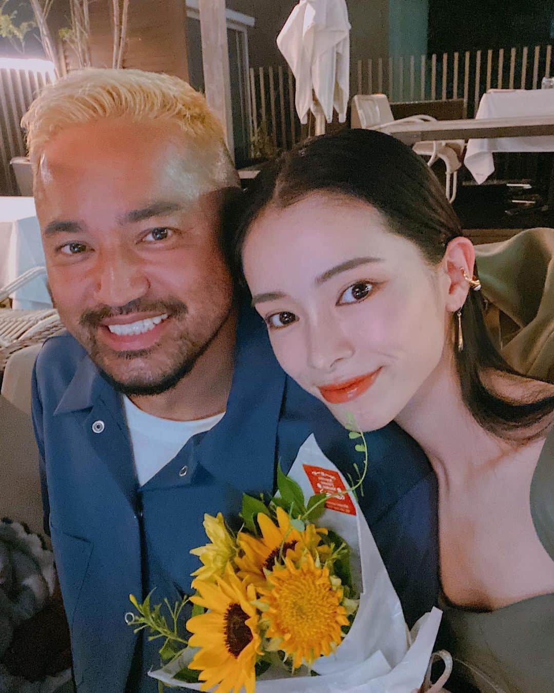 尾崎紗代子さんのインスタグラム写真 - (尾崎紗代子Instagram)「ハッピーーーーファザーズデイ🙆‍♀️ この間のディナーの時の写真と パパなりたての写真やら。。 毎日子供達と一緒に パパの帰りを待ち侘びてます🙆‍♀️ いつもご苦労様😎 . #happyfathersday #父の日 #夫婦 #husbandandwife #家族写真　#baby  #babyboy #momlife #mommylife #mommy #myboy  #kidsgram_tokyo #babyphotography #babyphoto #myson  #ママリ #育児 #男の子ママ #コドモノ #ベビフル #mamanoko #ママライフ  #3歳」6月21日 21時32分 - osayo_osayo