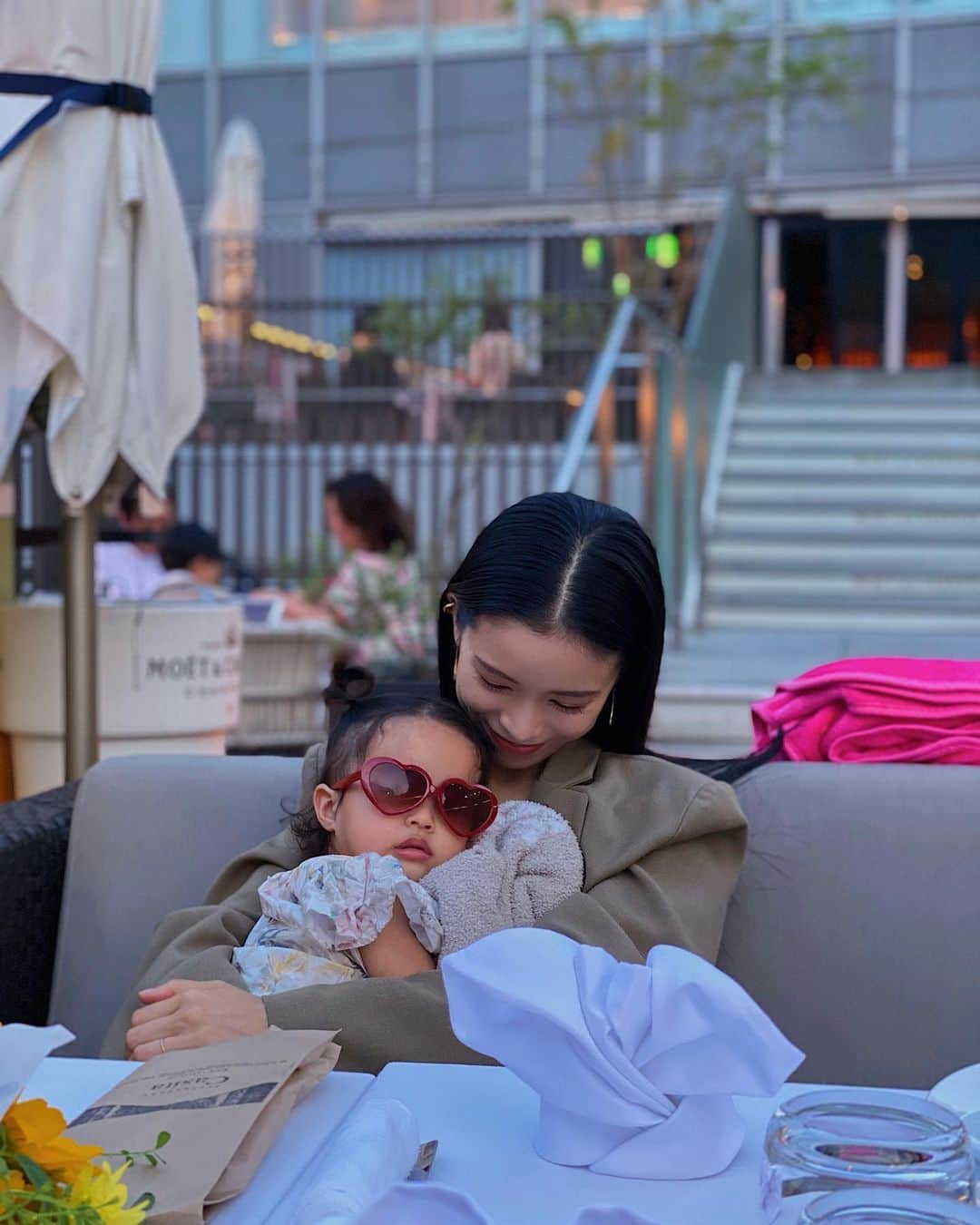 尾崎紗代子さんのインスタグラム写真 - (尾崎紗代子Instagram)「ハッピーーーーファザーズデイ🙆‍♀️ この間のディナーの時の写真と パパなりたての写真やら。。 毎日子供達と一緒に パパの帰りを待ち侘びてます🙆‍♀️ いつもご苦労様😎 . #happyfathersday #父の日 #夫婦 #husbandandwife #家族写真　#baby  #babyboy #momlife #mommylife #mommy #myboy  #kidsgram_tokyo #babyphotography #babyphoto #myson  #ママリ #育児 #男の子ママ #コドモノ #ベビフル #mamanoko #ママライフ  #3歳」6月21日 21時32分 - osayo_osayo