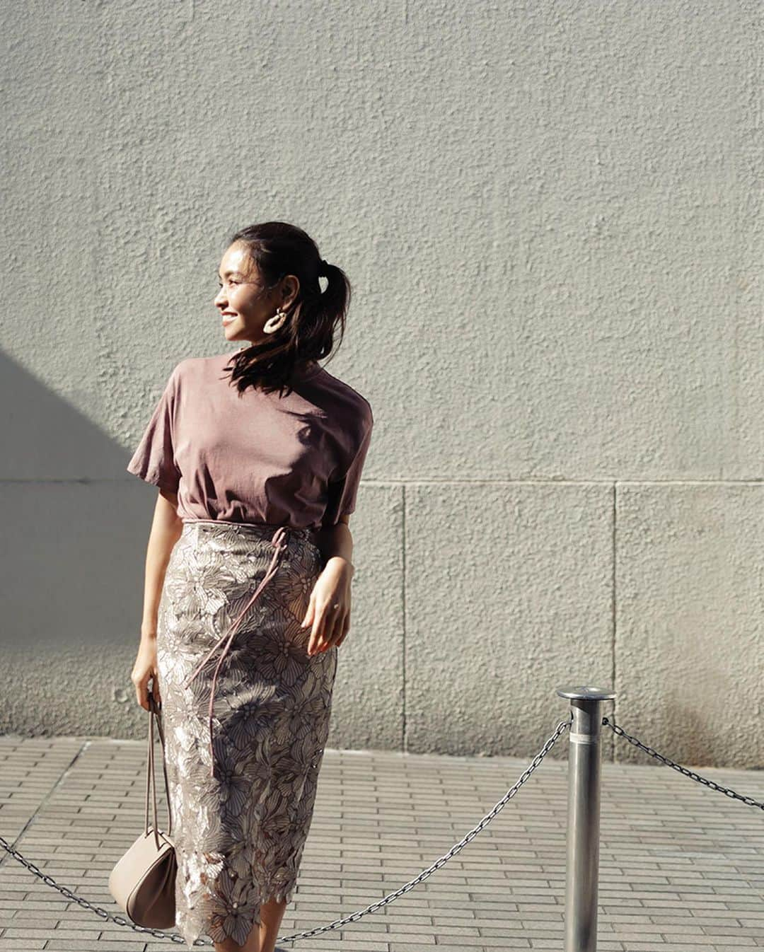 フレイアイディーさんのインスタグラム写真 - (フレイアイディーInstagram)「Recommend style Tops ¥9,000+tax Skirt ¥23,000+tax Earrings ¥6,300+tax Bag ¥7,200+tax Shoes ¥13,000+tax  Height:165cm﻿ Size:1﻿ #frayid ﻿ #滝沢眞規子 ﻿ #幸せオーラの秘密」6月21日 21時29分 - fray_id