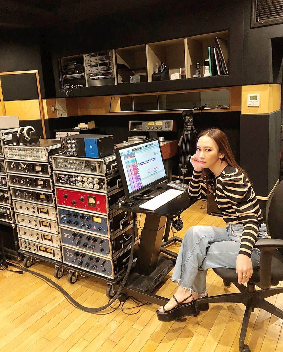 AILIさんのインスタグラム写真 - (AILIInstagram)「Recording ♬ 本日、アシスタントさんが座る席を占領してます。  今日はとっても細かい部分のレコーディングをしていたので、自分達の作った歌の録りこぼしが無いか入念にチェック中。 時々、曲中にうっすら入ってる"Yeah"とかを録り忘れちゃった。とか #無きにしも非ず なので気が抜けない作業です🤫🤫🤫 _ #Recording #studiolife #producerlife #musiclife #怒ってないよ #こういう顔なの #真剣なだけ」6月21日 21時29分 - ailimusic