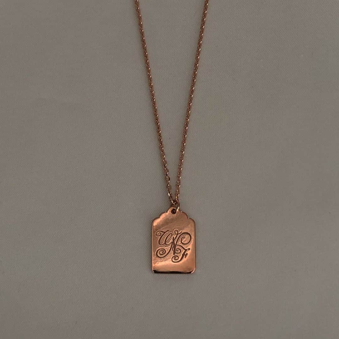 MERY ITEMさんのインスタグラム写真 - (MERY ITEMInstagram)「.⁣ Philly chocolate × MERY⁣ Now on sale！⁣ .⁣ Philly chocolateで人気の3種類のプレートデザインを、ピンクゴールドにアレンジ♡⁣ やわらかく女性らしいピンクゴールドは、肌なじみも◎⁣ 華奢だけどきらっと存在感のあるチェーンが首まわりを華やかに見せてくれます✨⁣ .⁣ 🔖6/18 21:00〜⁣ WNF necklace (Pink gold)〈スクエア/サークル/タグ〉¥11,880（tax in）⁣ .⁣ .⁣ #phillychocolate⁣ #meryshop⁣ .」6月21日 21時30分 - _meryshop_