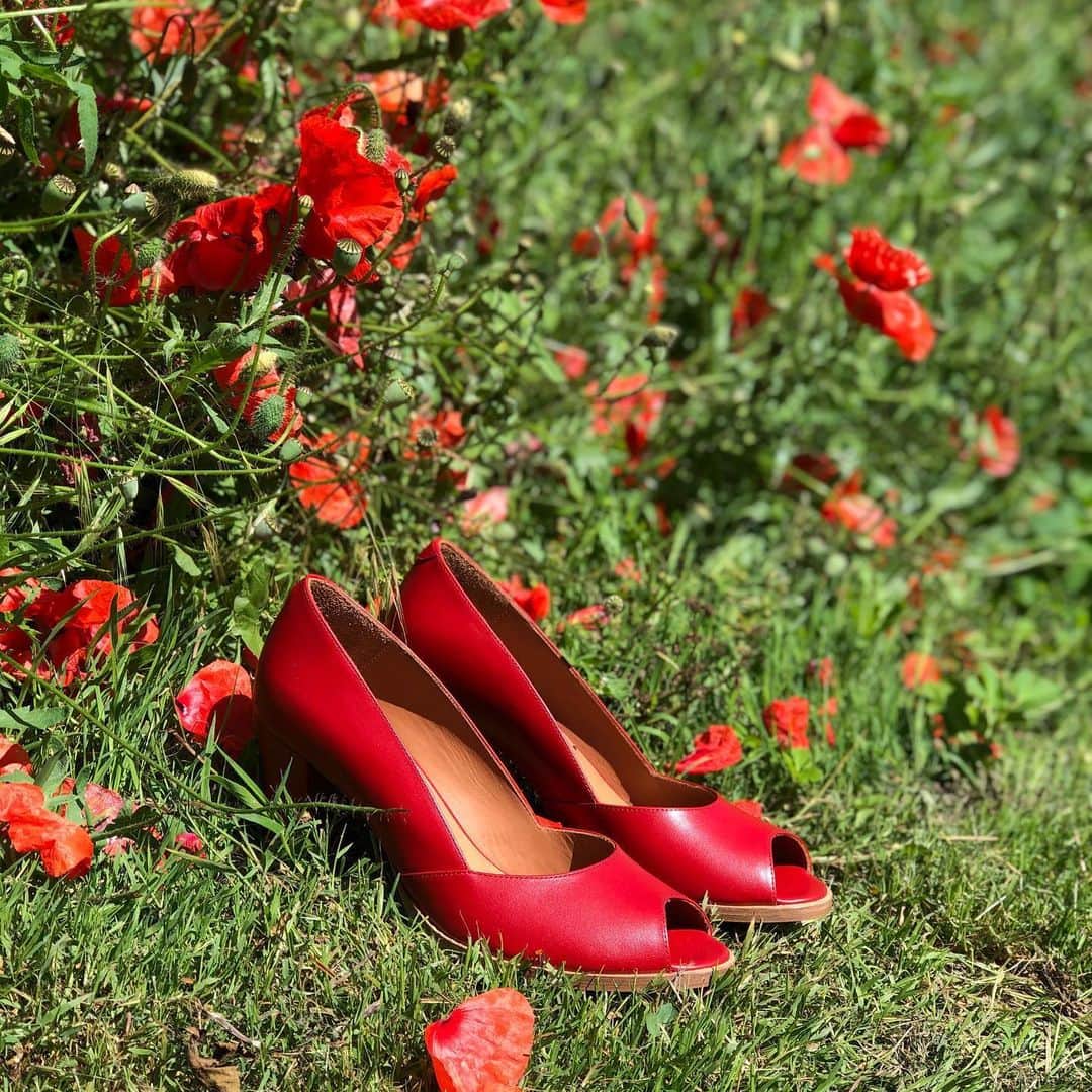 ツェハさんのインスタグラム写真 - (ツェハInstagram)「Today Mood ROSSO Discover the Urban Classics Collection for Woman NOW on line #zeha #zehaberlin #schuhe #sandalidonna #footwear #scarpedonna #sandalen #sandali #rosso  #red #rot #heritage #vintage #newretro #pantone #papaveri #klatschmohn #summer #sandals #heritage #womanshoes #trend2020 #summervibes #pums #tacchirossi #summer2020 #estate2020 #redhells ( sorry 😐 wir werden das ändern so schnell wie möglich, das Bild on line ist nicht richtig, der Absatz ist mit Leder bezogen.  Zeha Team )」6月21日 21時40分 - zehaberlin