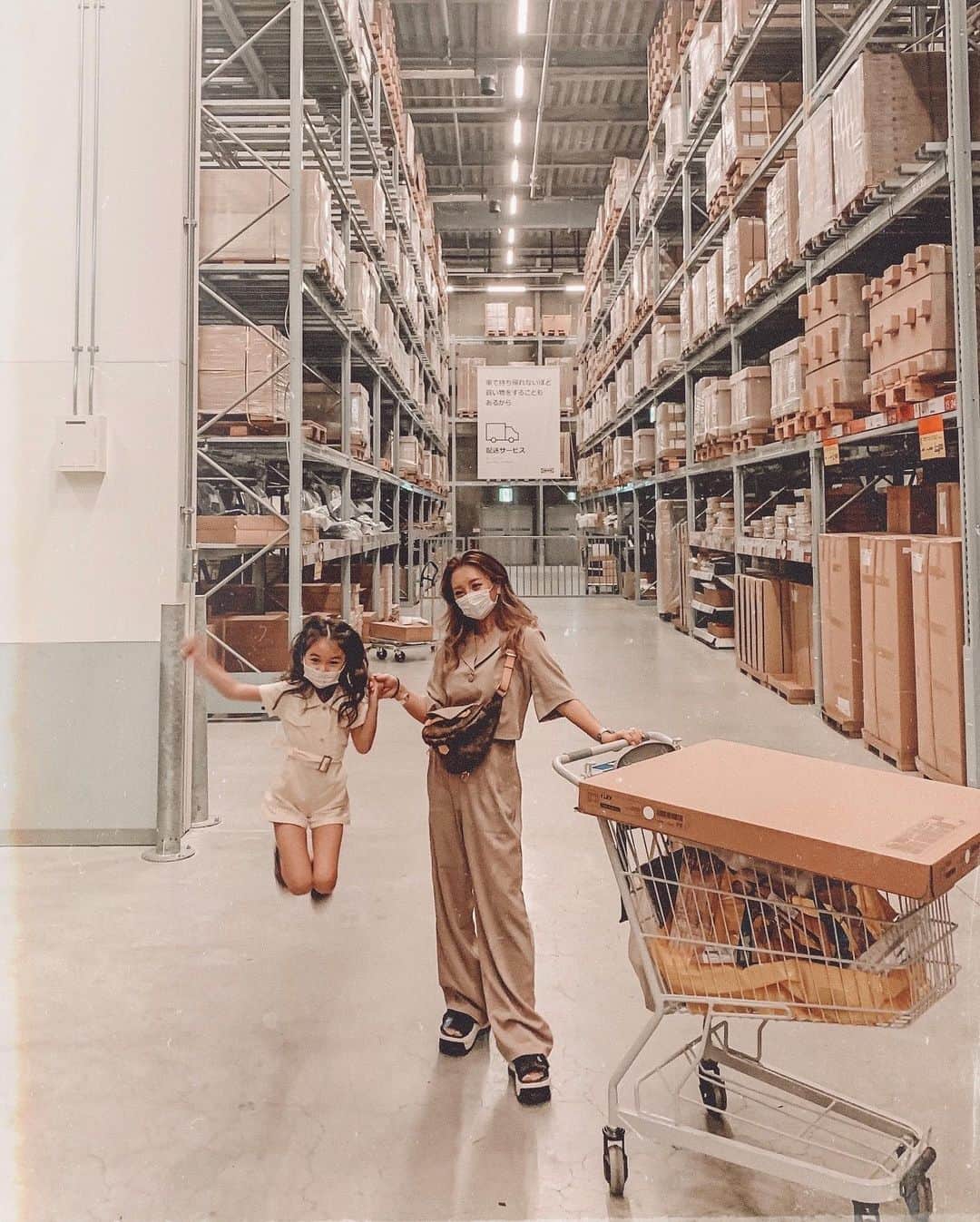 ✷kana✷のインスタグラム：「💙🌭💛 . . 今週2回目のIKEA😂 欲しかったの買えた！ 組み立ては、、誰かに頼もう笑 そして父の日でしたね！ 世の中のお父さん、いつもお疲れ様です👏 . #じっとしてられない娘」