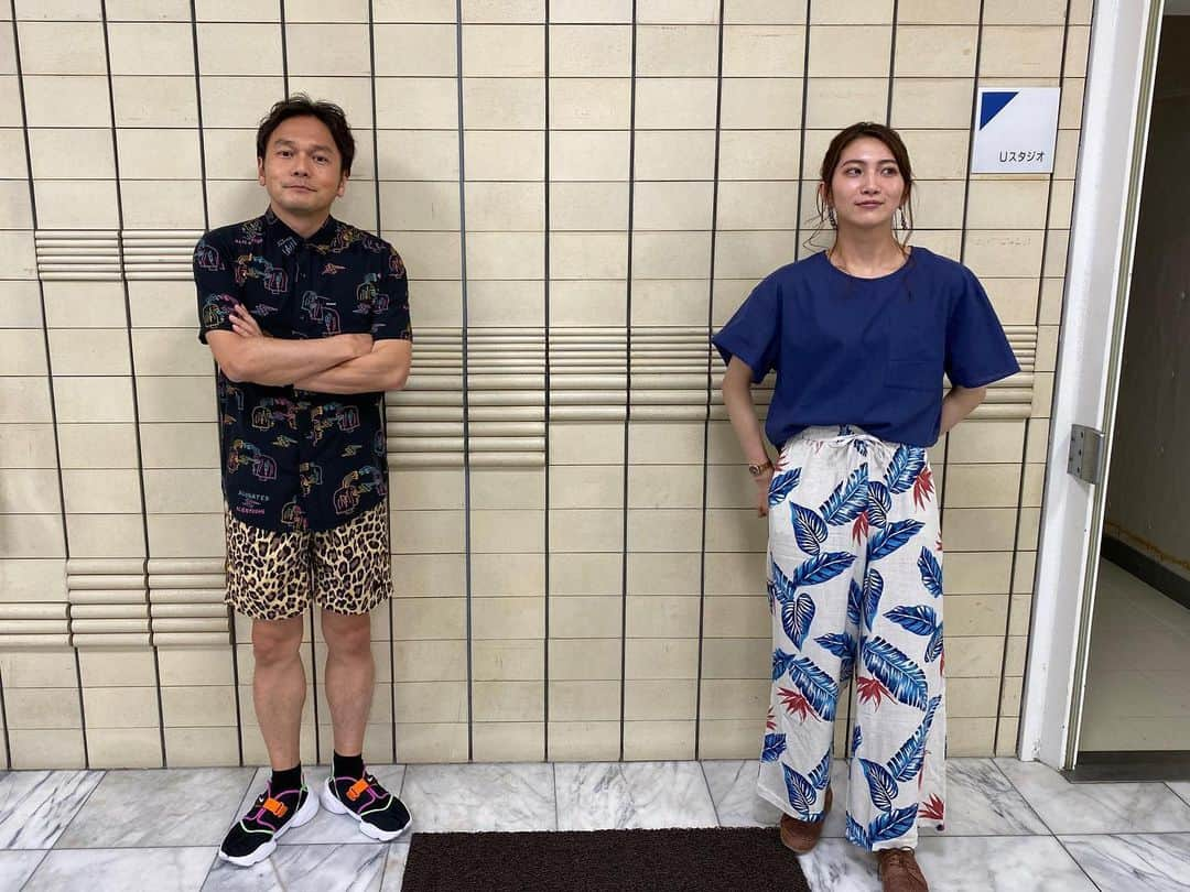 外賀幸一さんのインスタグラム写真 - (外賀幸一Instagram)「＂𝚜𝚑𝚘𝚛𝚝𝚜＂  今季初の短パン衣装だった 『ミヤテレスタジアム』でした！  短パンMCってなかなかいないですね（笑） しかも柄on柄♬ 個人的には好きな合わせなのです！  さて、 プロ野球開幕しましたね！ 来月にはJリーグ再開！ まだまだ完全に元通りではないけど 純粋にスポーツが見られたことに 感謝しています♡  #ミヤテレスタジアム #miyatelestadium  #青木悠奈」6月21日 21時35分 - 51geka51