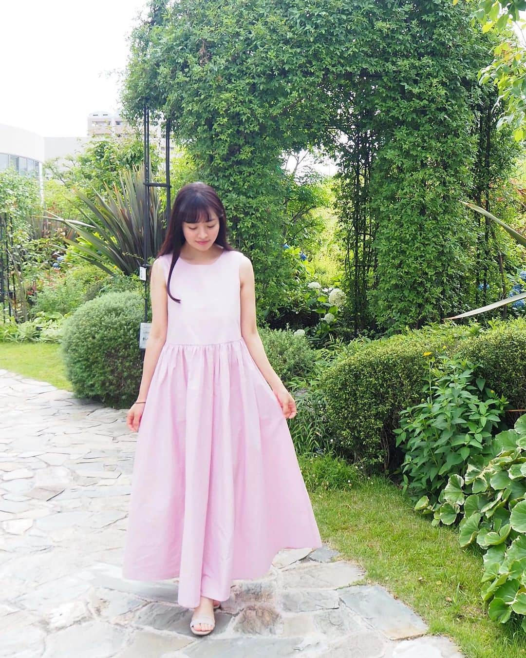 のインスタグラム：「昨日のコーデ🍑💓 @mite__official のワンピース(*´-`) ふんわりシルエットが可愛かった😍 カラーは「pink purple」です💗🍇 (ストーリーズにもURL貼ったよ❤︎) . Vネック、Uネックどちらでも着られるけど 昨日はUネックで💫 Vネックだとスッキリ大人っぽくなるかな？🥰 . この日のことはブログに書いたよ〜🌷 . #コーディネート #ワンピース #mitegirl #mite #ミテガール #ママコーデ #ロングワンピース #pr」