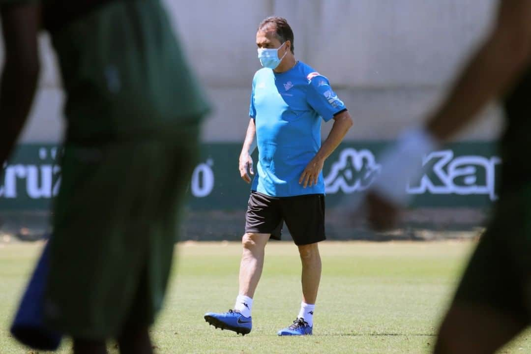 レアル・ベティスさんのインスタグラム写真 - (レアル・ベティスInstagram)「Alexis Trujillo dirige su primer entrenamiento al frente del #RealBetis 🗣⚽🔛 -- Alexis Trujillo has conducted his first training session in charge of #RealBetis 🗣⚽🔛」6月21日 21時35分 - realbetisbalompie