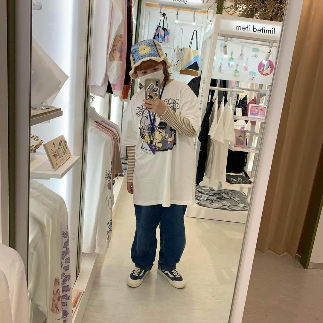 HONOKAのインスタグラム：「.〻  今日も元気に出勤しておりました✌🏻 実はわたくし、いま渋谷PARCOの4Fにあるカルチャーショップというお店で働かせていただいています！  お店のことを言うか迷っとったんやけど、 店頭に立っていろんな人と会えるせっかくの機会が作れると思ったけん、みんなにお伝えすることにしました。  ライブハウス以外の場所におるうちにもよかったら会いにきてほしいな！！笑  それにかわいい商品もいっぱいあるけんよかったらお店の方にも気軽に遊びに来てください〜🍊(全然声かけてくれるだけでも嬉しいよ…！) お待ちしております💫  そんな今日のわし！！ いまうちのお店でPOPUPをやっているKIMUKIMUさんのTシャツ〜〜尊いかわいい…😇🙏🏻 タグ付けしておくのでみんなも要チェック！だ！ 楽しく毎日を過ごせたらいいね。」