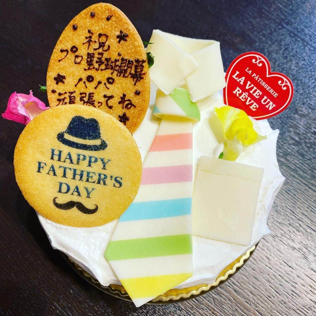 秋吉亮さんのインスタグラム写真 - (秋吉亮Instagram)「家帰ってきてご飯食べたらケーキ出てきて今日は父の日だと気付いた🤣💦笑  パパ頑張ります🤩👍 #父の日 #6月21日 #プレゼント #ケーキ」6月21日 21時44分 - ryo.akiyoshi_14