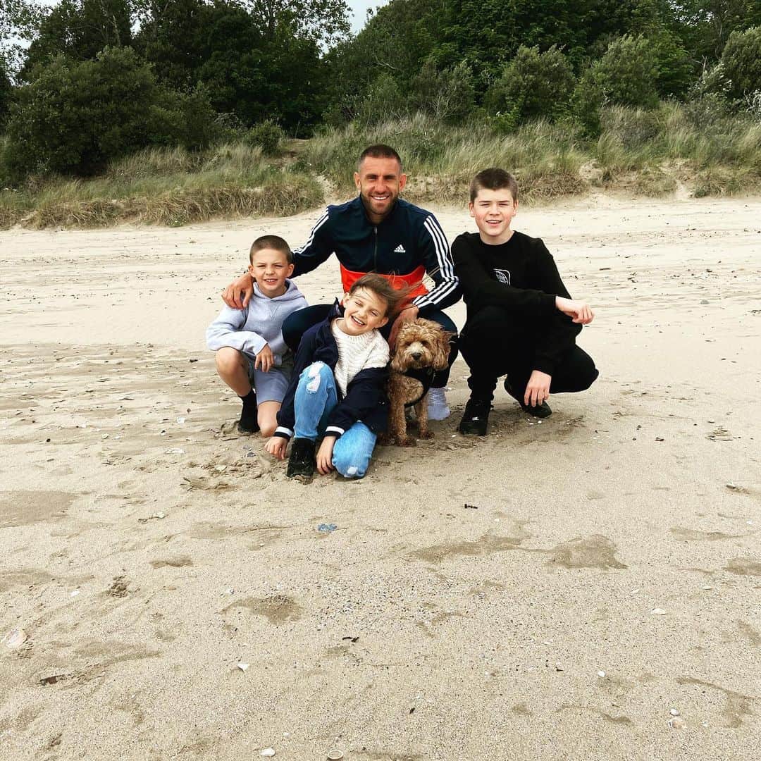 アンヘル・ランヘルのインスタグラム：「Being a father is the best gift given to a man. Feeling blessed with my beautiful children 🌍❤️ Happy Father’s Day to all the fathers out there! 👍🏼」