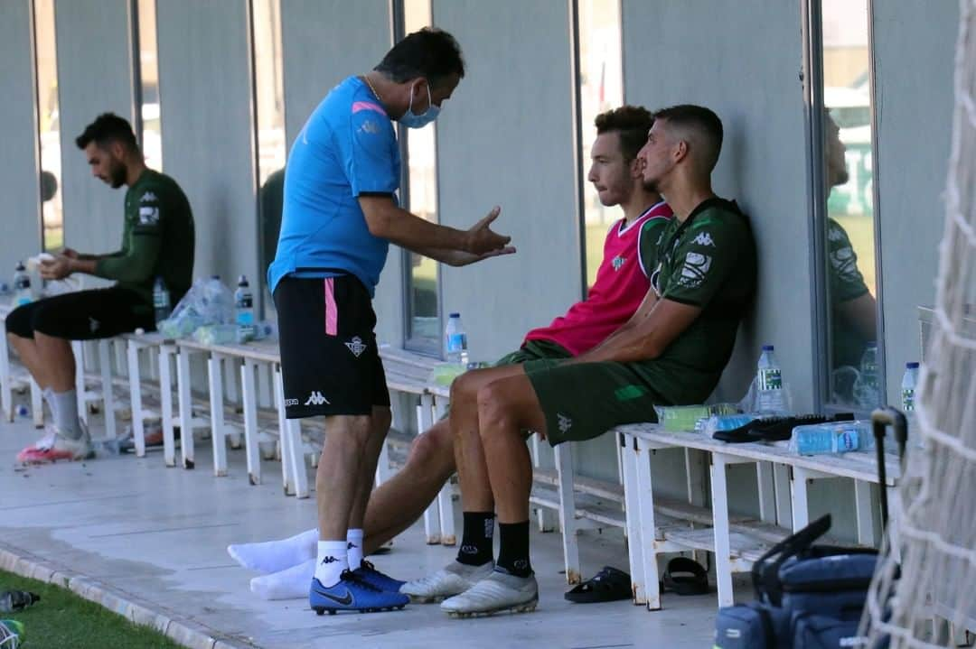 レアル・ベティスさんのインスタグラム写真 - (レアル・ベティスInstagram)「Alexis Trujillo dirige su primer entrenamiento al frente del #RealBetis 🗣⚽🔛 -- Alexis Trujillo has conducted his first training session in charge of #RealBetis 🗣⚽🔛」6月21日 21時45分 - realbetisbalompie