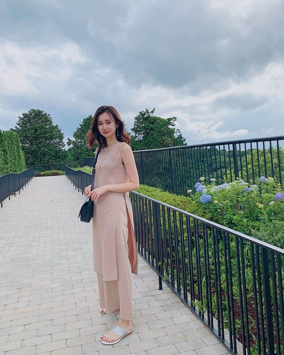 のインスタグラム：「長いスリットがポイントのセットアップ🧚‍♀️﻿ @elenore_official  スリットのおかげで脚長効果抜群で気になる腰回りも隠せてわたしには最高の1着で 素材がしっかりしているから安心して上下別に着れる🤍﻿🦋 今日はこのパンツに合いそうなトップスを購入したので合わせて着るのが今から楽しみ〜☺️💕﻿ ﻿ #ELENORE #エレノア　#outfit #ootd #セットアップ　#セットアップコーデ　#ワイドパンツ　#ワイドパンツコーデ　#ベージュコーデ﻿」