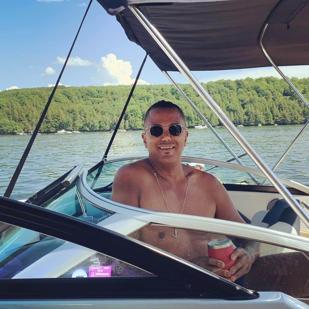 ヤニック・トゥルースデールさんのインスタグラム写真 - (ヤニック・トゥルースデールInstagram)「One boat ride a day keeps the coronavirus away 😍 #lakelovers #qualitytime」6月21日 21時48分 - yanic_truesdale