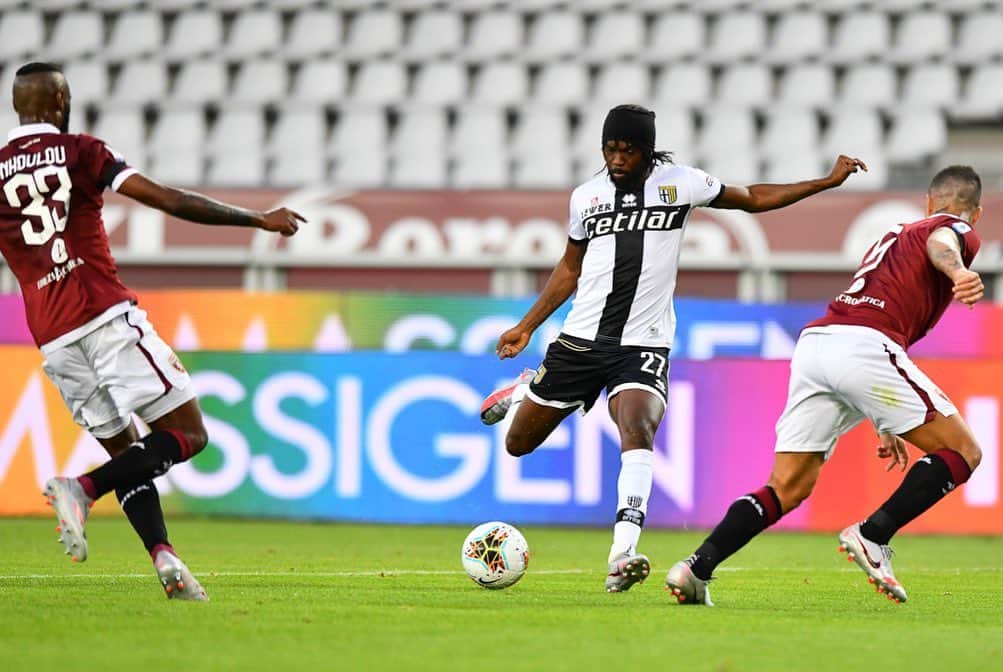 ジェルヴィーニョのインスタグラム：「Ci e’ mancato tutto questo ora siamo di nuovo qui.  #ForzaParma 💛💙 _____________________________________________  #aboutyesterday  #game  #italia  #seriea  #staysafe  #TorinoParma ⚽️」