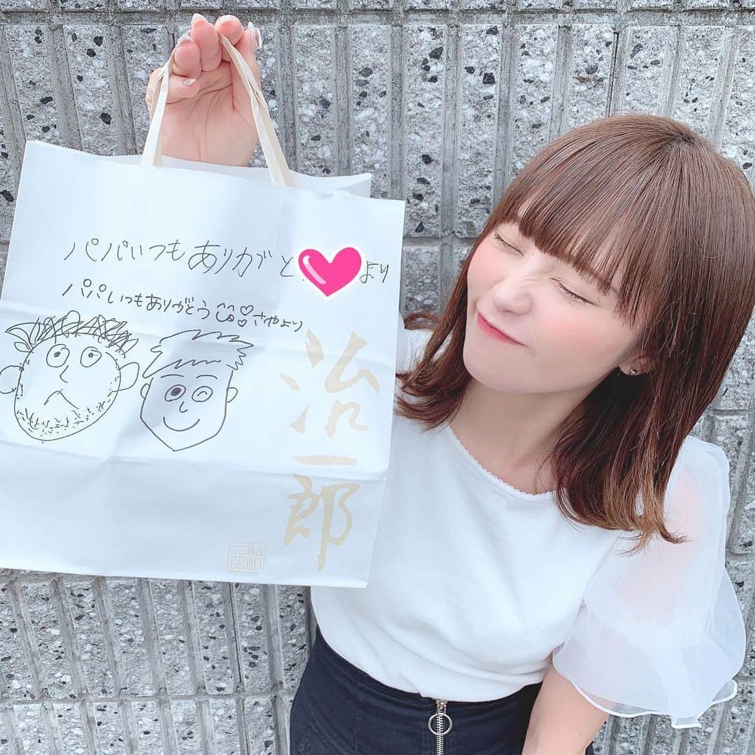 葉月沙耶さんのインスタグラム写真 - (葉月沙耶Instagram)「《バームクーヘン‪‪❤︎‬治一郎》  父の日なので、パパの好きなバームクーヘンを買って届けたよ🎁♡ アイドルやらせて貰えてるのも理解のある両親のおかげ´•ᴥ•` いつもありがとう👨‪‪❤︎‬ 恵比寿店  住所 〒150-0022 東京都渋谷区恵比寿南1-5-5 アトレ恵比寿3F  交通 JR恵比寿駅東口より徒歩1分  電話 03-5475-8433  営業 10:00～21:00 / 定休日：アトレ恵比寿に準ずる  治一郎のバウムクーヘン 本体価格2,000円（税込価格2,160円）  しっとりで美味しいです（ ⸝⸝⸝ᵕ ᵕ⸝⸝⸝ ）‪‪❤︎‬ #治一郎 #治一郎のバームクーヘン #治一郎プリン #治一郎カフェ #バームクーヘン #バームクーヘン専門店 #バームクーヘンケーキ #父の日プレゼント #父の日 #父の日ギフト #いつもありがとう #贈り物 #贈り物にオススメ #ナイスクラップ #niceclaup #白黒コーデ #外ハネボブ #Fashionable #멋진 #Elegante #ทันสมัย #วันพ่อ #diadosnamorados #아버지의날 #fathersday #恵比寿テイクアウト」6月21日 21時57分 - sayapon_310
