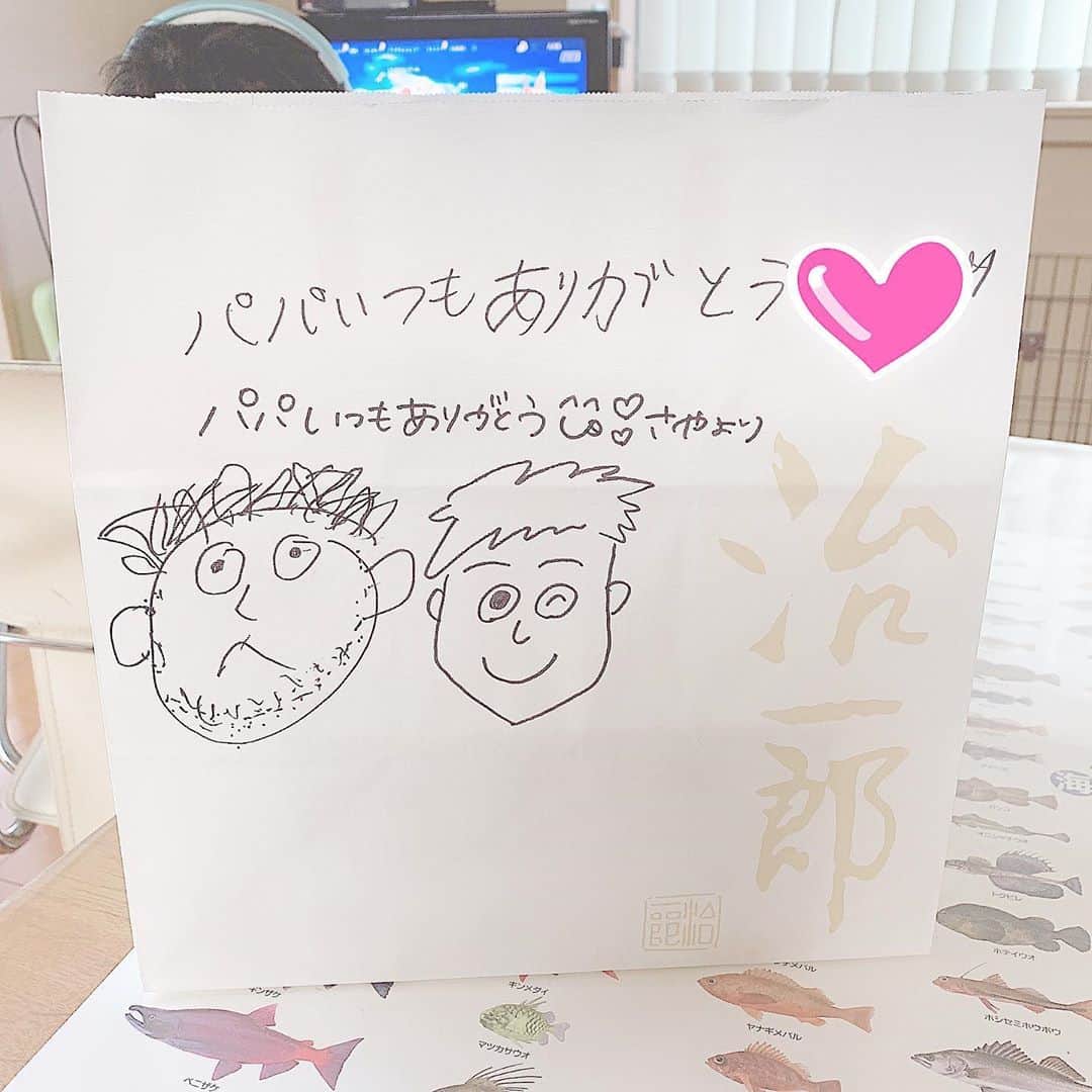 葉月沙耶さんのインスタグラム写真 - (葉月沙耶Instagram)「《バームクーヘン‪‪❤︎‬治一郎》  父の日なので、パパの好きなバームクーヘンを買って届けたよ🎁♡ アイドルやらせて貰えてるのも理解のある両親のおかげ´•ᴥ•` いつもありがとう👨‪‪❤︎‬ 恵比寿店  住所 〒150-0022 東京都渋谷区恵比寿南1-5-5 アトレ恵比寿3F  交通 JR恵比寿駅東口より徒歩1分  電話 03-5475-8433  営業 10:00～21:00 / 定休日：アトレ恵比寿に準ずる  治一郎のバウムクーヘン 本体価格2,000円（税込価格2,160円）  しっとりで美味しいです（ ⸝⸝⸝ᵕ ᵕ⸝⸝⸝ ）‪‪❤︎‬ #治一郎 #治一郎のバームクーヘン #治一郎プリン #治一郎カフェ #バームクーヘン #バームクーヘン専門店 #バームクーヘンケーキ #父の日プレゼント #父の日 #父の日ギフト #いつもありがとう #贈り物 #贈り物にオススメ #ナイスクラップ #niceclaup #白黒コーデ #外ハネボブ #Fashionable #멋진 #Elegante #ทันสมัย #วันพ่อ #diadosnamorados #아버지의날 #fathersday #恵比寿テイクアウト」6月21日 21時57分 - sayapon_310