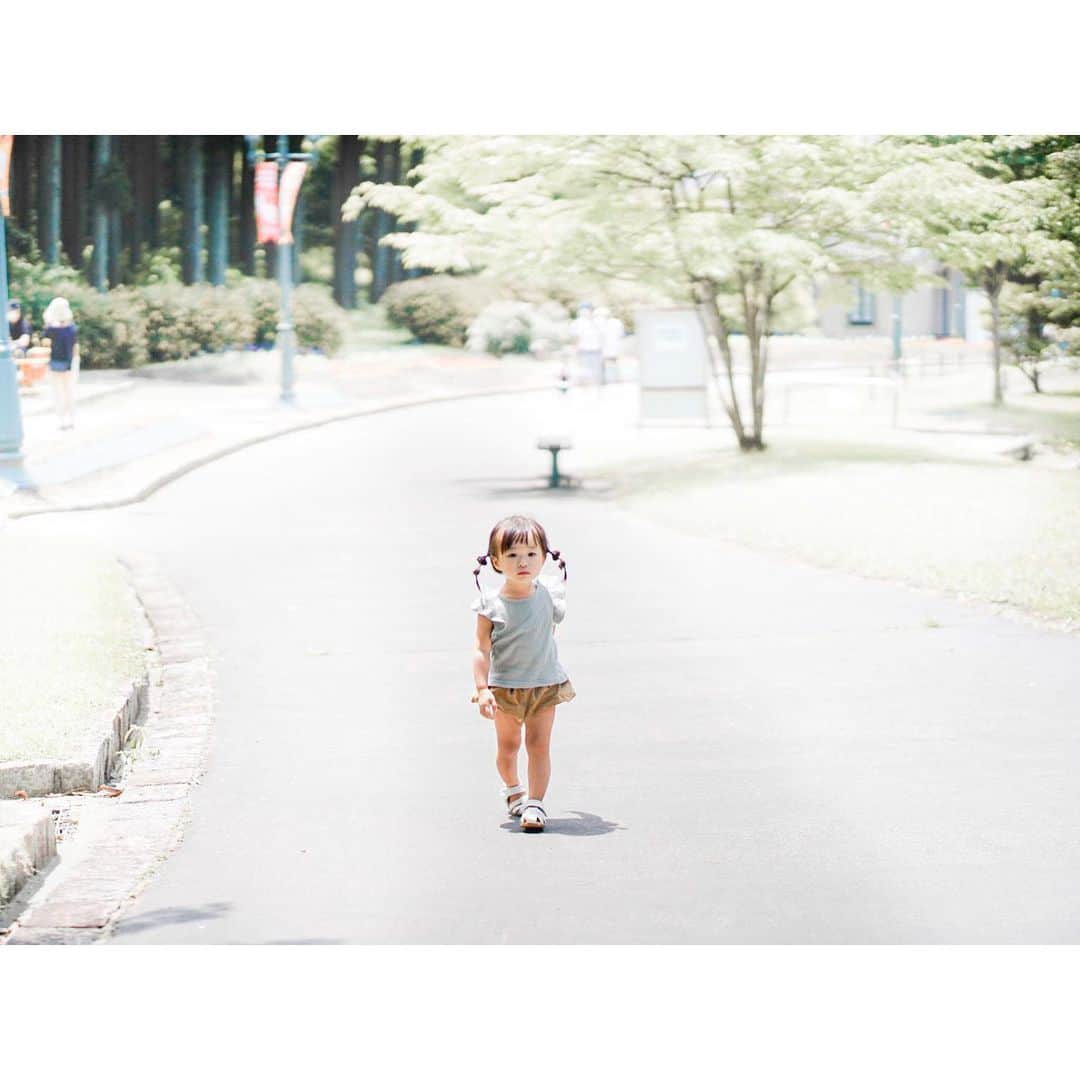 Kyooonさんのインスタグラム写真 - (KyooonInstagram)「ちょこん﻿ 次女のサイズ感がたまらなくかわいい ﻿ この週末は自然いっぱいの場所で﻿ からだもこころもリフレッシュできた☺️✨﻿ 良いお天気で嬉しかったな〜﻿ ﻿ 太陽を浴びて﻿ たくさん笑う﻿ これがいちばん🌞﻿ #次女#2歳#2歳0ヶ月﻿#カメラ練習中#sonya7iii」6月21日 22時01分 - fancykyon