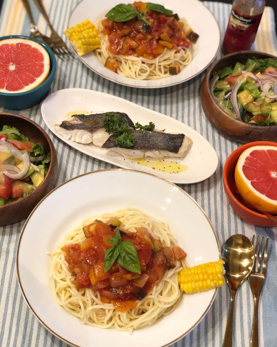 山口リサのインスタグラム：「#お肉を使わないガッツリ飯　 お肉抜き生活10か月❤️始めた頃よりも確実に世の中には植物性の商品が増えたと思う😍😍😍 … それだけ需要が増えているんだ💡 あんなに大好きだったお肉だけど、使わずとも満足できるようなアイディアに出会ったり、身体の好転的すぎる変化を知ったり、毎日が実験みたいで新しく生まれ変わったようで楽しいんだー🥰✌️✨ … 少しでも環境負荷を減らそうと思ってもらえるきっかけになれたら良いな😌✨✨✨🌍❤️ #お肉のない献立 #大豆ミート #プラントベース #豆乳 #ヴィーガンチーズ #工場畜産  #子供たちのために #ミートフリーマンデー #ミートフリーエブリデイ」