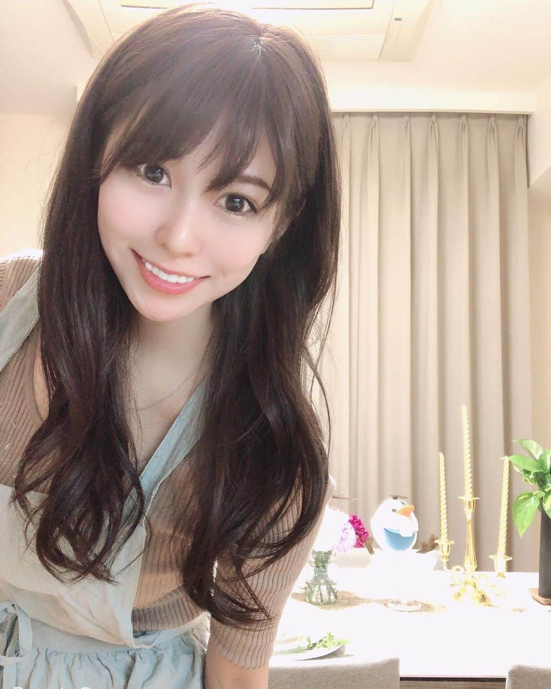 倉岡生夏のインスタグラム：「後ろにいるのは、、、💓 ・ ・ ・ 今週からお料理教室を初めたり、生け花のお稽古にもいけました💓 ・ 少しずつですが日常に戻れて嬉しいですね⭐️ 明日からもがんばります〜❣️ ・ ・ ・ #料理教室 #デリスタグラマー #スイーツ作り  #愛され料理 #クッキングラム #レシピ #お花のある暮らし  #生け花 #delistagrammer  #ikebana  #料理好きな人と繋がりたい  #大人可愛い #好きな人 #スイーツ!」