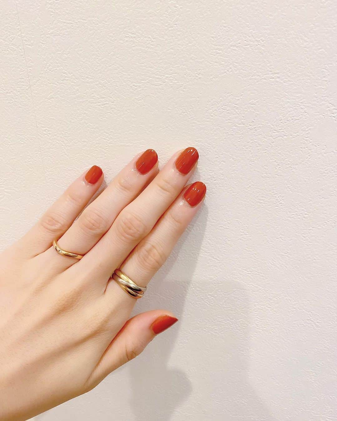 平有紀子のインスタグラム：「プチプラでお気に入りのNAIL HOLIC🧡 カラーはBR311。 . 330円でこの発色の良さと塗りやすさって本当すごいと思う👏🏻 . ドラッグストアで日用品買い出しついでに買えるからつい売り場を見ちゃう😙 . 他にもよくつけてるカラーあるのでまた載せます💅 . . #セルフネイル #マニキュア #ネイルホリック #プチプラネイル #ハンドネイル #nails #nailholic」