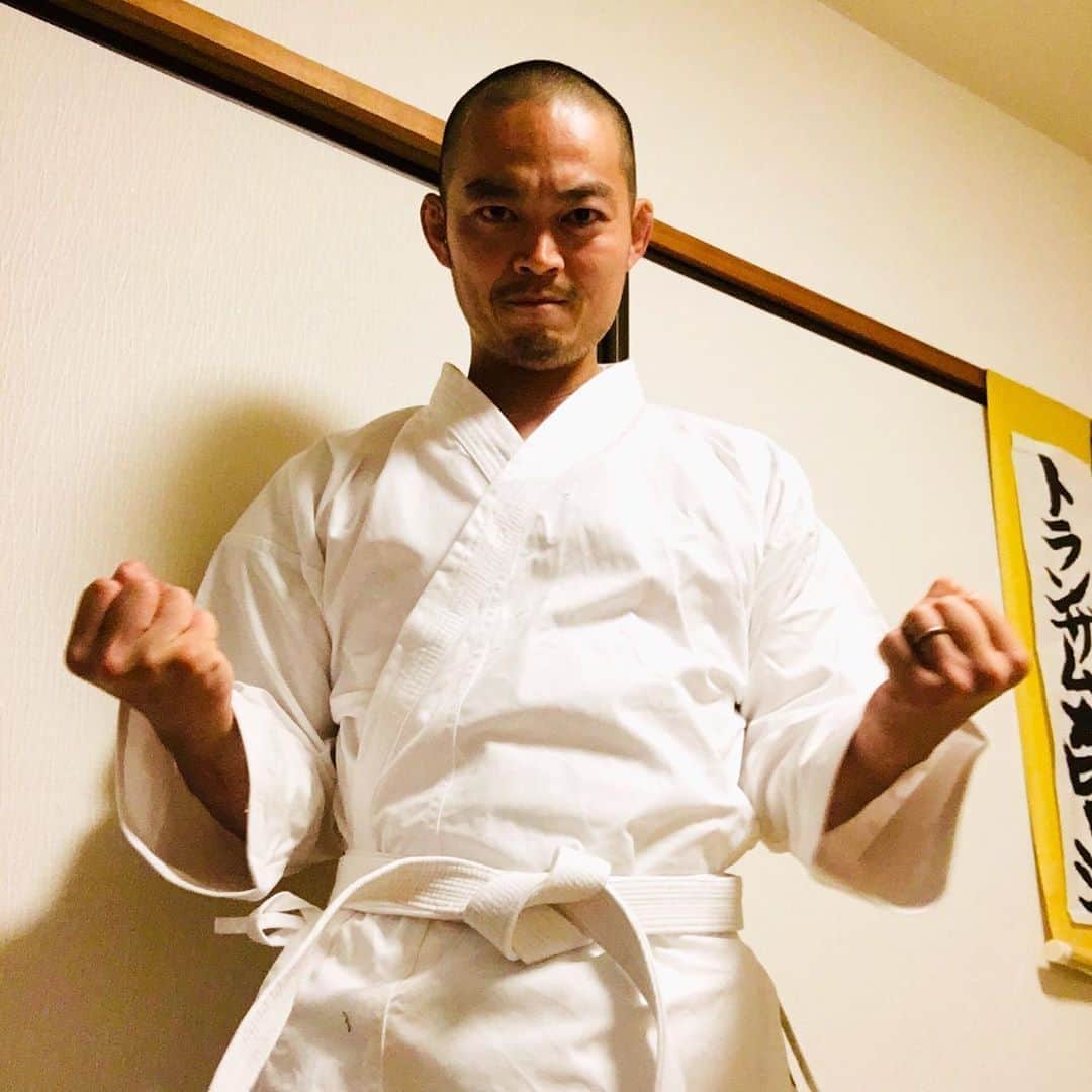 福田洋さんのインスタグラム写真 - (福田洋Instagram)「16、7年ぶりに白帯になりました。  小4から大学まで武道に関わってきましたが、自分で稼いだお金で道着を買ったのは初めて、という事実に気付いてしまいました。  これでやっと、本当の白帯になれた気がします。押忍。  #白帯」6月21日 22時08分 - trans_am_hiroshi