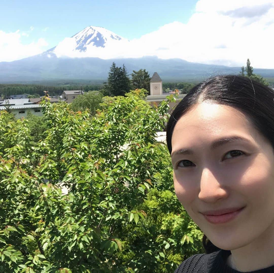 Karinのインスタグラム：「夏至　日食　新月  これから益々波乱がありそうな気がしますが、私はヨガと瞑想で自分軸をしっかり持ち、スーパーポジティブで過ごしていきたいなーと思ってます♩でも備えは大事。  神社では、6月末日と12月末日に大祓の行事が行われ、6月の大祓を「夏越しの祓（なごしのはらえ）」、12月の大祓を「年越しの祓」と言うそう。それぞれ、半年分のケガレを落とす行事。なので、ご家庭でも6月末の大掃除をすると良いかも知れませんね☺️ 写真は今日じゃないです。 #Keep yourself calm #常識を外す #必要ないものは捨てよう #古い社会システムを手放そう #誹謗中傷はやめよう #自然を感じて #古事記　#日本のヒミツ　#宇宙のヒミツ #聖書　#シナリオ #スピリチュアル　#バシャール　#並木良和 #覚醒　#次元上昇  #反ワクチン派 #自己免疫を高めましょう　 #都市伝説　 #アセンション  #点と点を結んで線に #自由な選択 #愛と調和の世界へ」