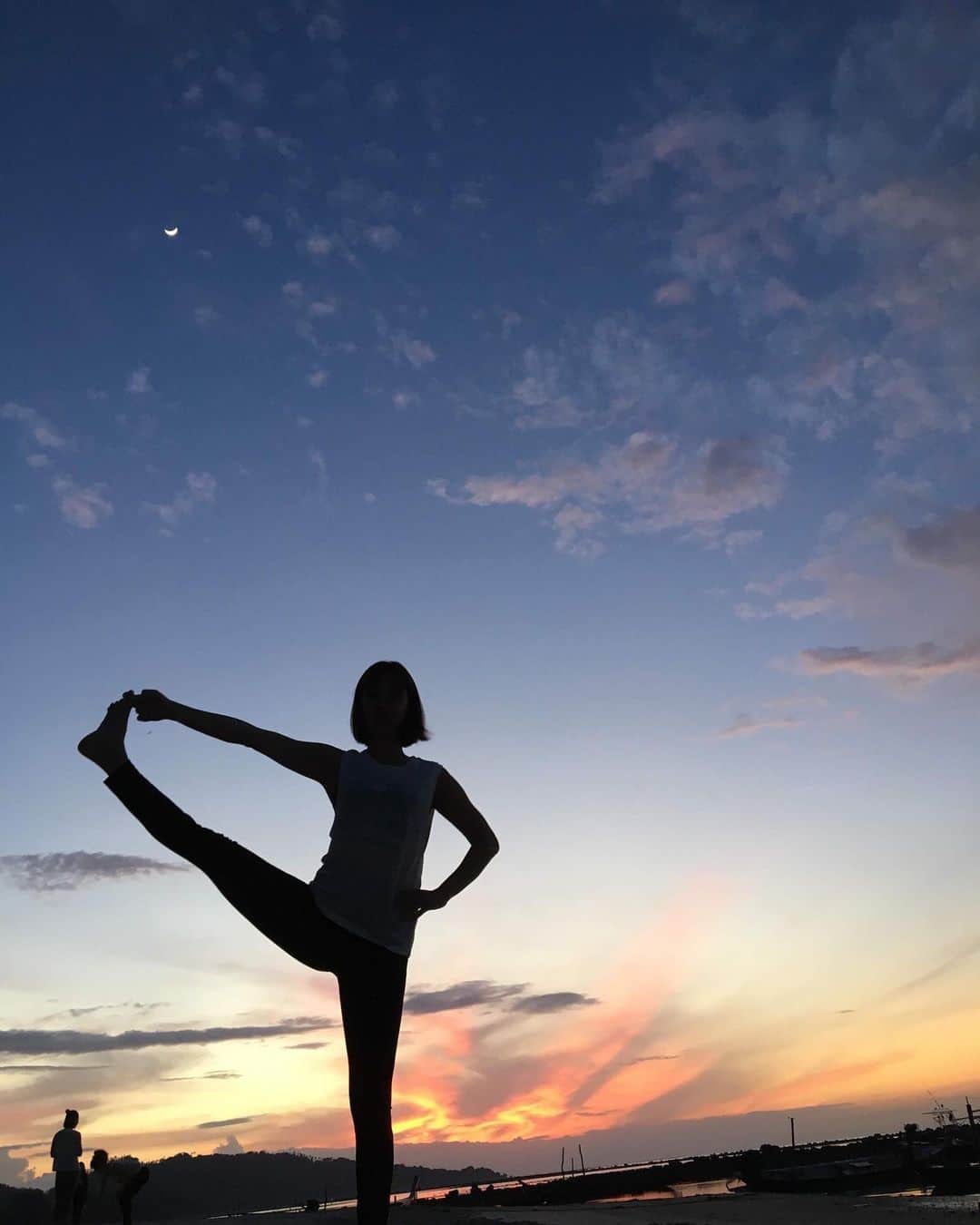リー・ジャーインさんのインスタグラム写真 - (リー・ジャーインInstagram)「日食這天🧘🏻‍♀️是世界瑜珈日🧘🏻今天一個人練習身體，特別想念我的同學，還有這趟美好旅程。#yoga」6月21日 22時21分 - junoohknow