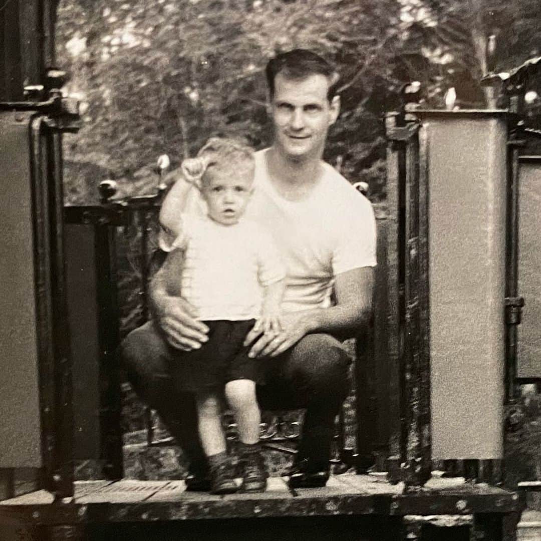 ロブ・ゾンビのインスタグラム：「Happy Father’s Day to my Dad. Here we are celebrating July 4th back in 1966! Neither of us has aged a day. Yowza! Fun fact: the #1 song in the country was Paperback Writer by The Beatles. #happyfathersday #robzombie #1966」