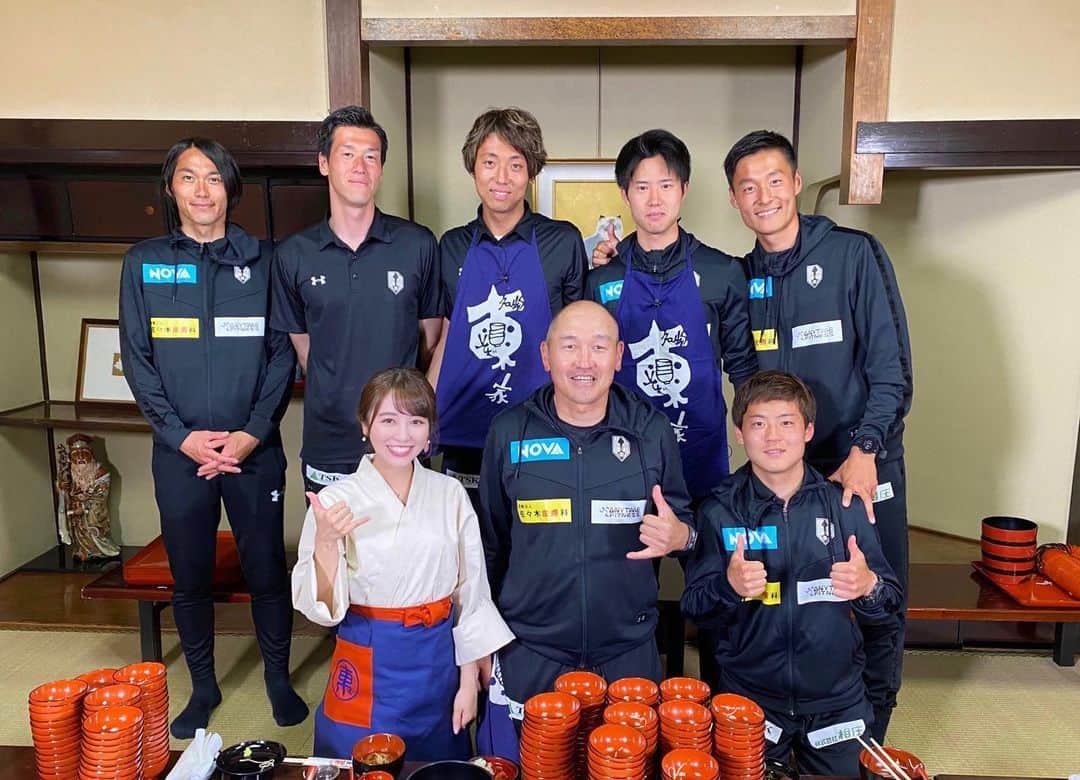 花田凌南のインスタグラム：「* 今週のグルージャTVは わんこそば選手権🔥⚽️ * 岩手に来たからには いつか挑戦していただきたいなと思っていて、 やっと実現しました💫 * 1位を目指して必死に食べる選手もいれば 薬味を楽しみながらマイペースに食べる選手も…😂 * あさって23日(火)夜9時54分〜 ぜひご覧ください✨ * #わんこそば #盛岡 #東家  #私も15年ぶりに挑戦 #グルージャtv #グルージャ #いわてグルージャ盛岡  #jリーグ #サッカー #スポーツ #番組 #リポーター  #岩手 #めんこいテレビ #アナウンサー」
