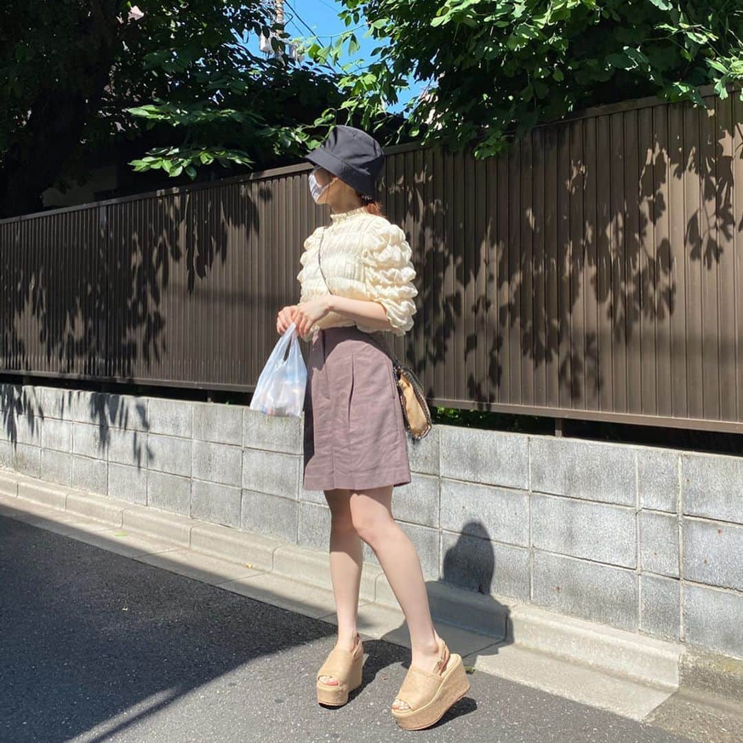 ひよんさんのインスタグラム写真 - (ひよんInstagram)「🌼👖 ㅤㅤㅤㅤㅤㅤㅤㅤㅤㅤㅤㅤㅤ この前の買い出しスタイル🧡💸 少し遠いところまで行ったから、 いつもよりちゃんとしてみた😂❤️笑 クアンクの #ふわレディーギャザーブラウス に、 ハーフパンツ合わせると少しカジュアルダウンして 可愛らしさもありつつキメすぎてる感じもないから このコーデだいすき🥰👏💖 6/27に発売される #美脚サマーウェッジソール は 歩きやすすぎるから遠出でも何の問題もなかったよ❤️ ㅤㅤㅤㅤㅤㅤㅤㅤㅤㅤㅤㅤㅤ ●トップス @9unq.official ㅤㅤㅤㅤㅤㅤㅤㅤㅤㅤㅤㅤㅤ ●ボトムス ひよん私物ㅤㅤㅤㅤㅤㅤㅤㅤㅤㅤㅤㅤㅤ ●くつ @9unq.official ㅤㅤㅤㅤㅤㅤㅤㅤㅤㅤㅤㅤㅤ ●帽子 @prada ㅤㅤㅤㅤㅤㅤㅤㅤㅤㅤㅤㅤㅤ ●バッグ @stellamccartney  ㅤㅤㅤㅤㅤㅤㅤㅤㅤㅤㅤㅤㅤ @9unq.official  ㅤㅤㅤㅤㅤㅤㅤㅤㅤㅤㅤㅤㅤ #9unq #9unqstyle #9unqコーデ #꾸안꾸 #クアンク #ひよん」6月21日 22時26分 - cchan_fee4
