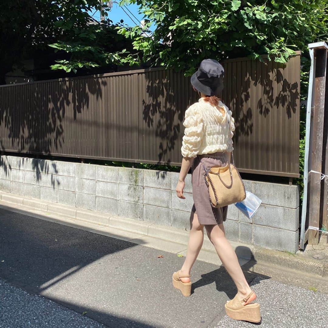 ひよんさんのインスタグラム写真 - (ひよんInstagram)「🌼👖 ㅤㅤㅤㅤㅤㅤㅤㅤㅤㅤㅤㅤㅤ この前の買い出しスタイル🧡💸 少し遠いところまで行ったから、 いつもよりちゃんとしてみた😂❤️笑 クアンクの #ふわレディーギャザーブラウス に、 ハーフパンツ合わせると少しカジュアルダウンして 可愛らしさもありつつキメすぎてる感じもないから このコーデだいすき🥰👏💖 6/27に発売される #美脚サマーウェッジソール は 歩きやすすぎるから遠出でも何の問題もなかったよ❤️ ㅤㅤㅤㅤㅤㅤㅤㅤㅤㅤㅤㅤㅤ ●トップス @9unq.official ㅤㅤㅤㅤㅤㅤㅤㅤㅤㅤㅤㅤㅤ ●ボトムス ひよん私物ㅤㅤㅤㅤㅤㅤㅤㅤㅤㅤㅤㅤㅤ ●くつ @9unq.official ㅤㅤㅤㅤㅤㅤㅤㅤㅤㅤㅤㅤㅤ ●帽子 @prada ㅤㅤㅤㅤㅤㅤㅤㅤㅤㅤㅤㅤㅤ ●バッグ @stellamccartney  ㅤㅤㅤㅤㅤㅤㅤㅤㅤㅤㅤㅤㅤ @9unq.official  ㅤㅤㅤㅤㅤㅤㅤㅤㅤㅤㅤㅤㅤ #9unq #9unqstyle #9unqコーデ #꾸안꾸 #クアンク #ひよん」6月21日 22時26分 - cchan_fee4