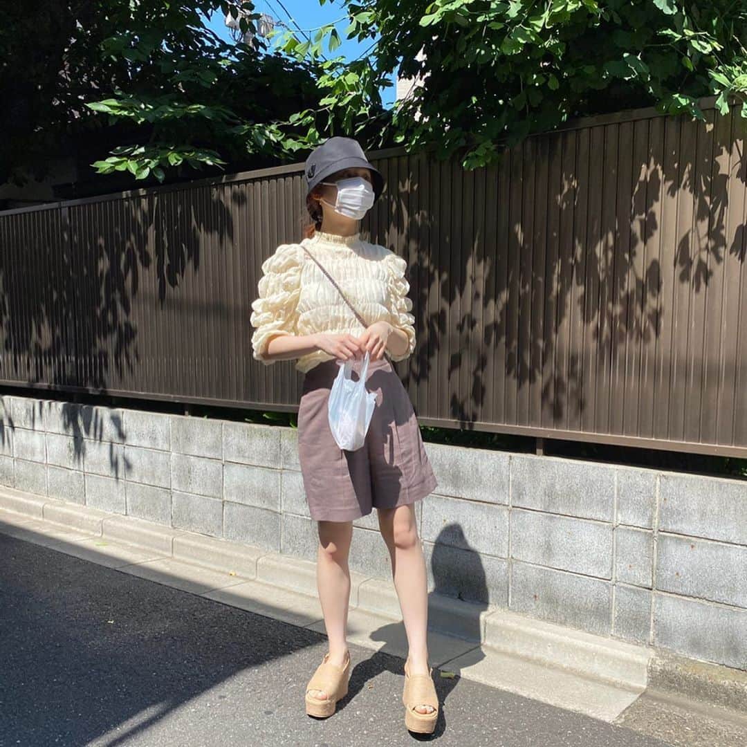 ひよんさんのインスタグラム写真 - (ひよんInstagram)「🌼👖 ㅤㅤㅤㅤㅤㅤㅤㅤㅤㅤㅤㅤㅤ この前の買い出しスタイル🧡💸 少し遠いところまで行ったから、 いつもよりちゃんとしてみた😂❤️笑 クアンクの #ふわレディーギャザーブラウス に、 ハーフパンツ合わせると少しカジュアルダウンして 可愛らしさもありつつキメすぎてる感じもないから このコーデだいすき🥰👏💖 6/27に発売される #美脚サマーウェッジソール は 歩きやすすぎるから遠出でも何の問題もなかったよ❤️ ㅤㅤㅤㅤㅤㅤㅤㅤㅤㅤㅤㅤㅤ ●トップス @9unq.official ㅤㅤㅤㅤㅤㅤㅤㅤㅤㅤㅤㅤㅤ ●ボトムス ひよん私物ㅤㅤㅤㅤㅤㅤㅤㅤㅤㅤㅤㅤㅤ ●くつ @9unq.official ㅤㅤㅤㅤㅤㅤㅤㅤㅤㅤㅤㅤㅤ ●帽子 @prada ㅤㅤㅤㅤㅤㅤㅤㅤㅤㅤㅤㅤㅤ ●バッグ @stellamccartney  ㅤㅤㅤㅤㅤㅤㅤㅤㅤㅤㅤㅤㅤ @9unq.official  ㅤㅤㅤㅤㅤㅤㅤㅤㅤㅤㅤㅤㅤ #9unq #9unqstyle #9unqコーデ #꾸안꾸 #クアンク #ひよん」6月21日 22時26分 - cchan_fee4
