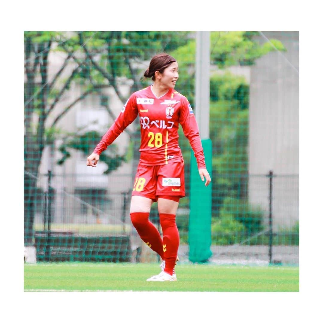 八坂芽依のインスタグラム：「サッカーの投稿を久しぶりにできて嬉しい〜⚽️ またこの赤いユニを着て、練習試合できる日が来るなんて思ってもいませんでした。 コロナが早く収束し、無観客試合が早く 解けますように！！ あと4週間、サッカーを楽しみ⚽️ 晴れ姿をみせれるようにいい準備します。 応援よろしくお願いします📣 p.s ユニがピチピチになるぐらい、筋トレしました笑　いや太ったのかな爆笑🤣 #inac神戸」