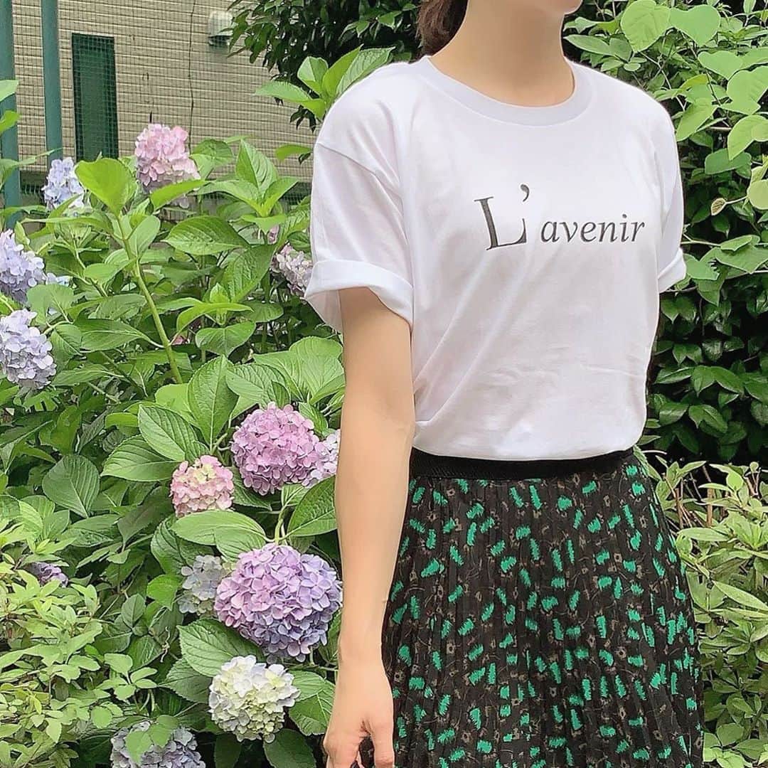 乙黒えりのインスタグラム：「家ではTシャツにレギンスとか、楽なワンピースでいることが多いです。 ロゴTは着回しが効くので重宝してます。コットン素材など洗濯のしやすさも大事〜 #程よいロゴがお気に入り #着回しできる #売り上げの一部が医療従事者団体に寄付されるプロジェクト @lautrechose  @letsdoitforourfuture」