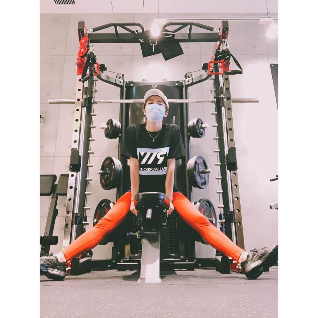 小川麻衣子のインスタグラム：「♪ . 普通の生活が出来ることに感謝です🙏🌍✨ .  #トレーニング女子 #筋肉美 #筋肉女子 #腹筋女子 #筋トレ女子 #30代女子 #ストイック女子 #ボディメイク #フィットネスライフ #フィットネスガール #モデル #ワークアウト #workout #トレーニング #training #fitness #fitnessgirl」