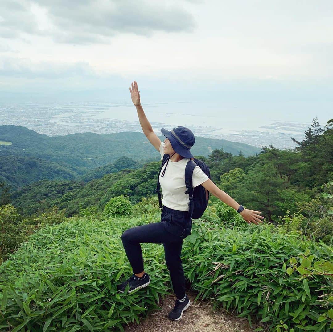 宇都宮絵莉さんのインスタグラム写真 - (宇都宮絵莉Instagram)「・ 超絶アクティブレスト⛰🏃‍♀️ ・ 新神戸→摩耶山頂→六甲山頂→有馬温泉 9時間コース🤪25km弱🤪 ・ 莉子ファミリーお誘いありがとう♡ ・ @rico.nishimura 👈この人、相変わらずいつでもポジティブでありがとう🤣笑 ・ #登山 #六甲山 #摩耶山 #有馬温泉 #登山なめてた #全くレストにならず #最高 #明日身体のどこが痛いのか楽しみ」6月21日 22時36分 - eri_utsunomiya