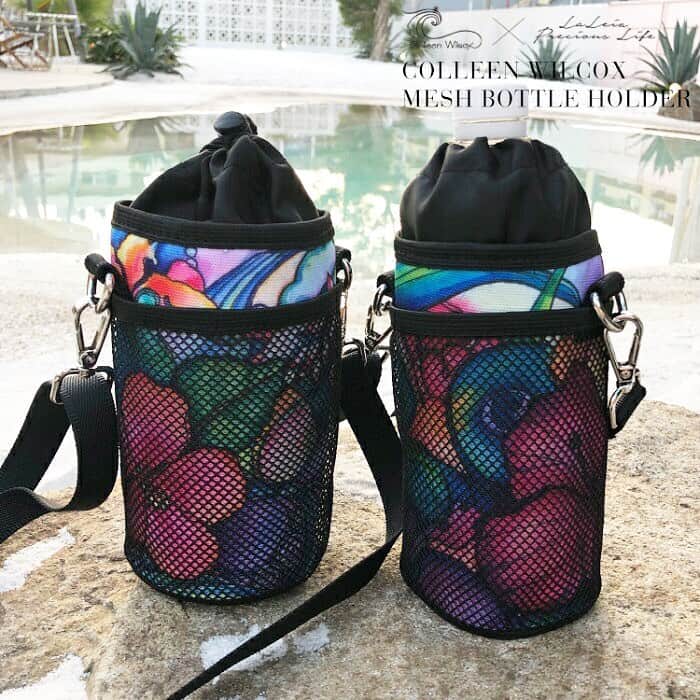 ラレイアのインスタグラム：「🌴 Colleen Wilcoxデザインのメッシュボトルホルダーは保冷機能付きでショルダーベルトも付いてます🧡 ・ ペットボトルはもちろん、マイボトルも入れられます！ ・ ショルダーベルトは取り外し可能で肩がけもベビーカーなどにも付けられて便利です😍💕 ・ ・ これからの夏本番にもおすすめ👌✨ ぜひcheckしてみてください😊 ---La Leia Precious Life(ラレイア)--- @laleia_official ・ 楽天市場店 https://www.rakuten.co.jp/laleia-p-life/ ・ au wowma店 https://wowma.jp/user/52666346 ・ Yahooショッピング店 https://shopping.geocities.jp/laleia-p-life/ ・ ・ @laleia_official  @colleenwilcoxgallery_jp  #colleenwilcox#art#hawaii#aloha#surf#beach#laleia#ハワイ#フォトジェニック#インスタ映え#インスタ女子#アロハ#ビーチ#海を感じる雑貨#ラレイア#アート#ビーチガール#サーフスタイル#大人カジュアル#マイボトル #コリーンウィルコックス#ギフト#プレゼント #ボトルホルダー」