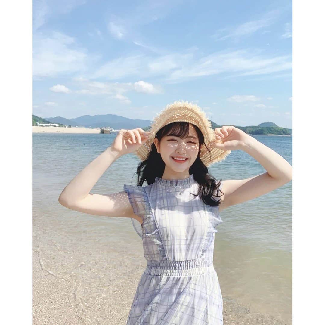 石田千穂さんのインスタグラム写真 - (石田千穂Instagram)「． 1年くらい前の自分のインスタの真似👒笑 少しは大人っぽくなれてますか？ #海 #ootd #ワンピース #tittyandco #帽子 #麦わら帽子 #milkfed #STU48 #石田千穂」6月21日 22時40分 - chiho_ishida