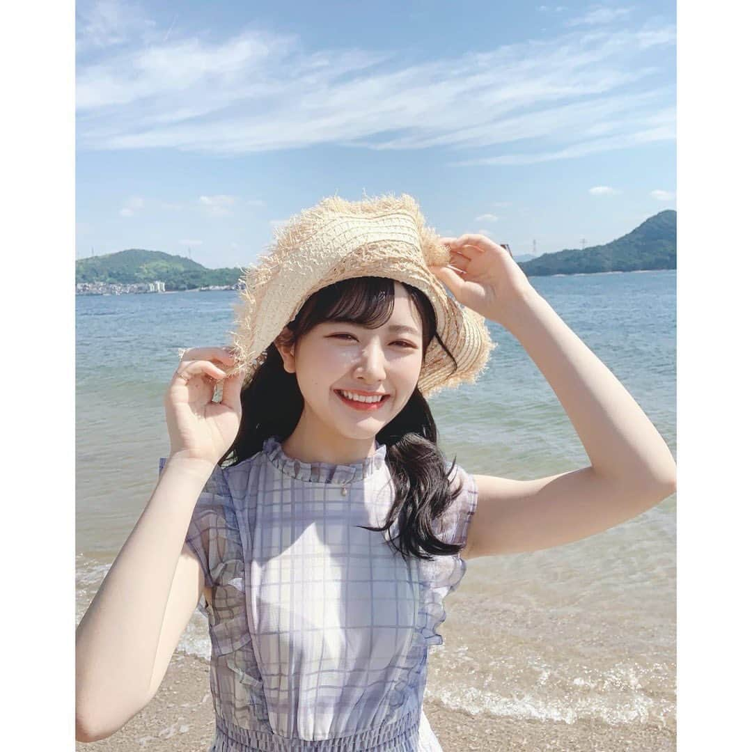 石田千穂さんのインスタグラム写真 - (石田千穂Instagram)「． 1年くらい前の自分のインスタの真似👒笑 少しは大人っぽくなれてますか？ #海 #ootd #ワンピース #tittyandco #帽子 #麦わら帽子 #milkfed #STU48 #石田千穂」6月21日 22時40分 - chiho_ishida