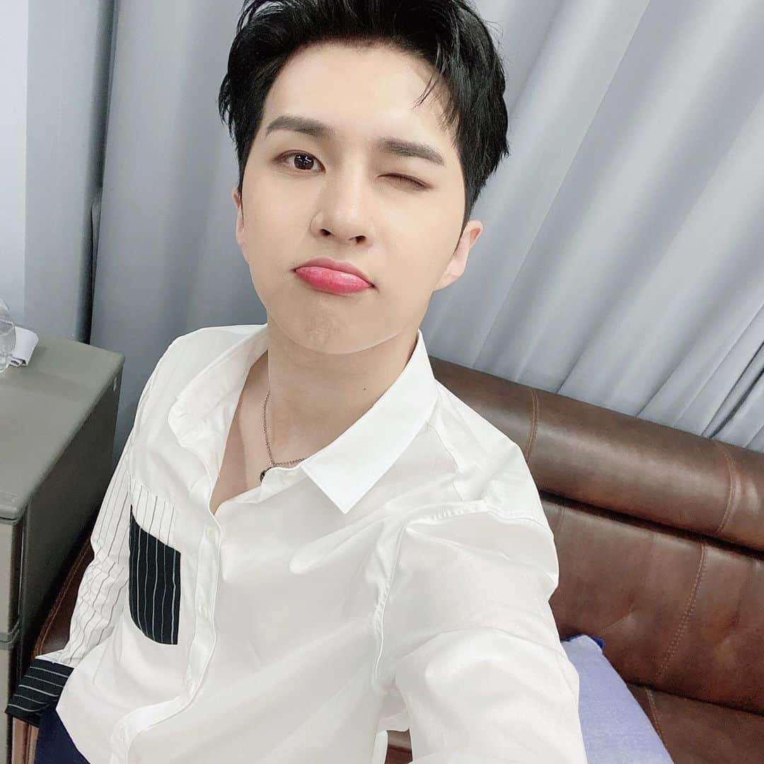 VIXXさんのインスタグラム写真 - (VIXXInstagram)「. [20200621] KEN Ontact Live ‘인사’ 재환이로 인해  재환이 덕분에  웃고 행복했던 시간🌸 #재환아고마워💕 #화려한조명이애기와켄녕👋🏻 . #빅스 #VIXX #켄 #KEN #이재환 #인사 #Greeting」6月21日 22時50分 - vixx_stargram