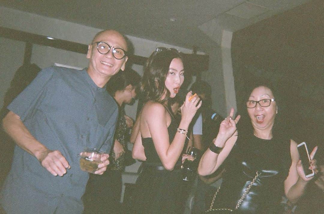 ソニアのインスタグラム：「A rare moment where my dad is actually smiling (at K SUITES no less 🤣)! To the coolest dad ever - happy Father’s Day! Thank you for being an inspiration to me every day. And for listening to me rap to @kendricklamar at karaoke (which was exactly what’s happening in this pic thus my usual unglam face)🥂 . #shotonfilm #fathersday」