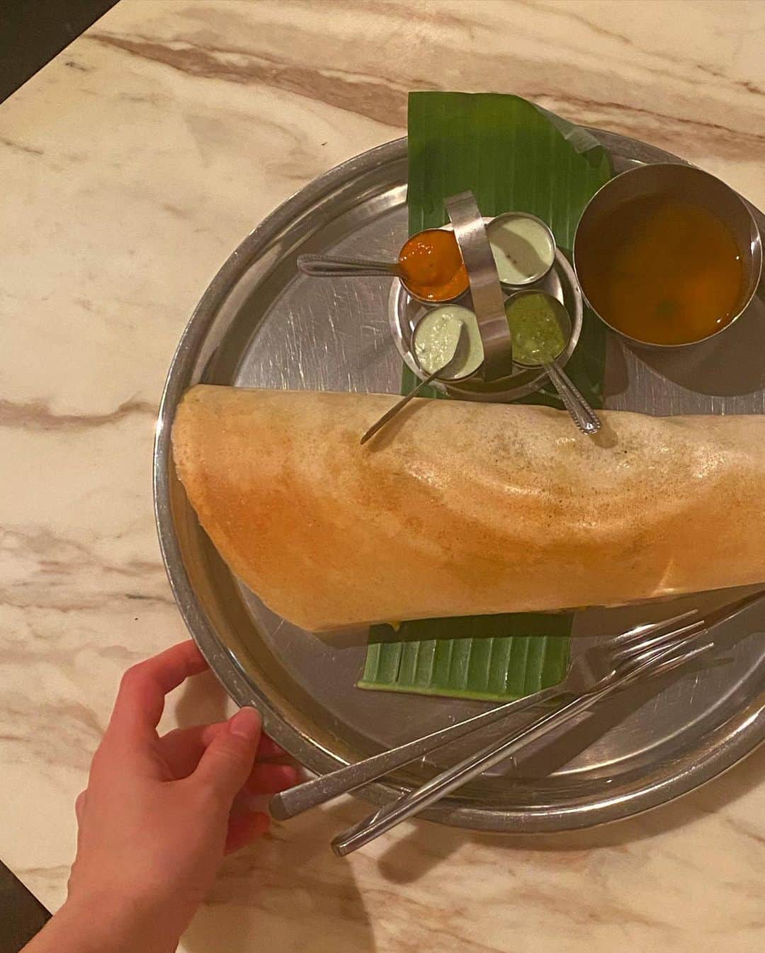 のインスタグラム：「席を立って食事の写真を撮るのはミールスとドーサだけです🥰ココナツと胡椒、ケララの味。懐かし美味しく、暑くなってきてさらにインドが恋しいです。でも年内に行けるかすらわからない。吉野家ばりにクイックなマサラドーサスタンドあったらいいのにな。」