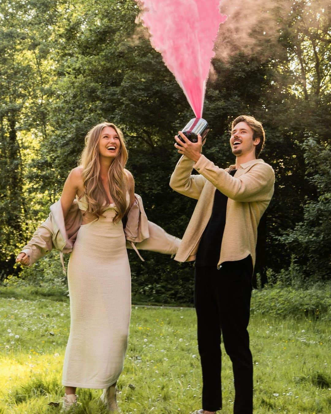 ロミー・ストリドのインスタグラム：「We can’t wait to meet our little girl 💗」