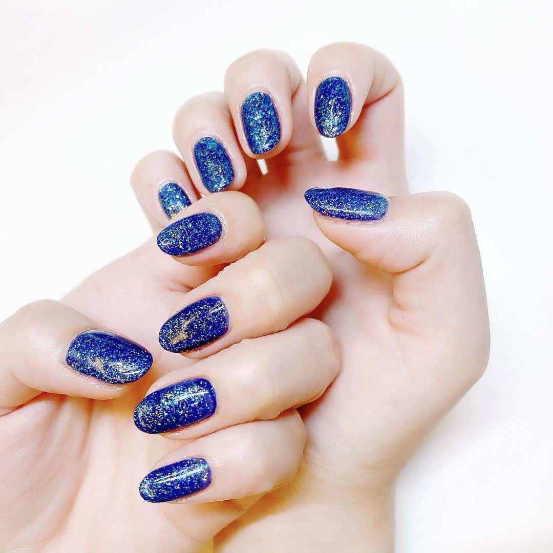 なかやまちえこのインスタグラム：「ブルーとラメ✨⠀ （ネイビーにPREXYUnicorn Islandのラメを重ねてます✨）⠀ #nail #nails #nailart #ネイル #美甲 #ネイルアート  #japanesenailart #manucure #japanesenails #manicurist #gelnails #أظافر #네일아트 #미용 #vẽmóng #グリッターネイル #ラメネイル #glitternails #silentsiren #bluenails ⠀ 施術は @at_charme にて。」