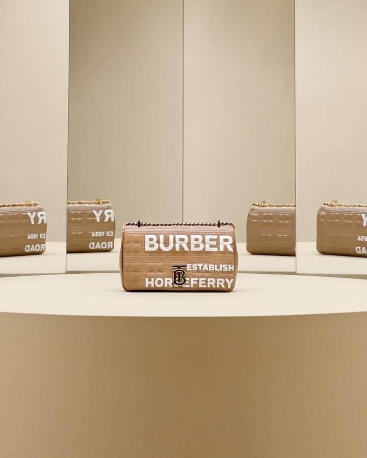 のインスタグラム：「To the letter . The quilted #LolaBag in #BurberryBeige, embellished with our Horseferry print . #BurberryPreAW20 .  Music by @lilocox_」