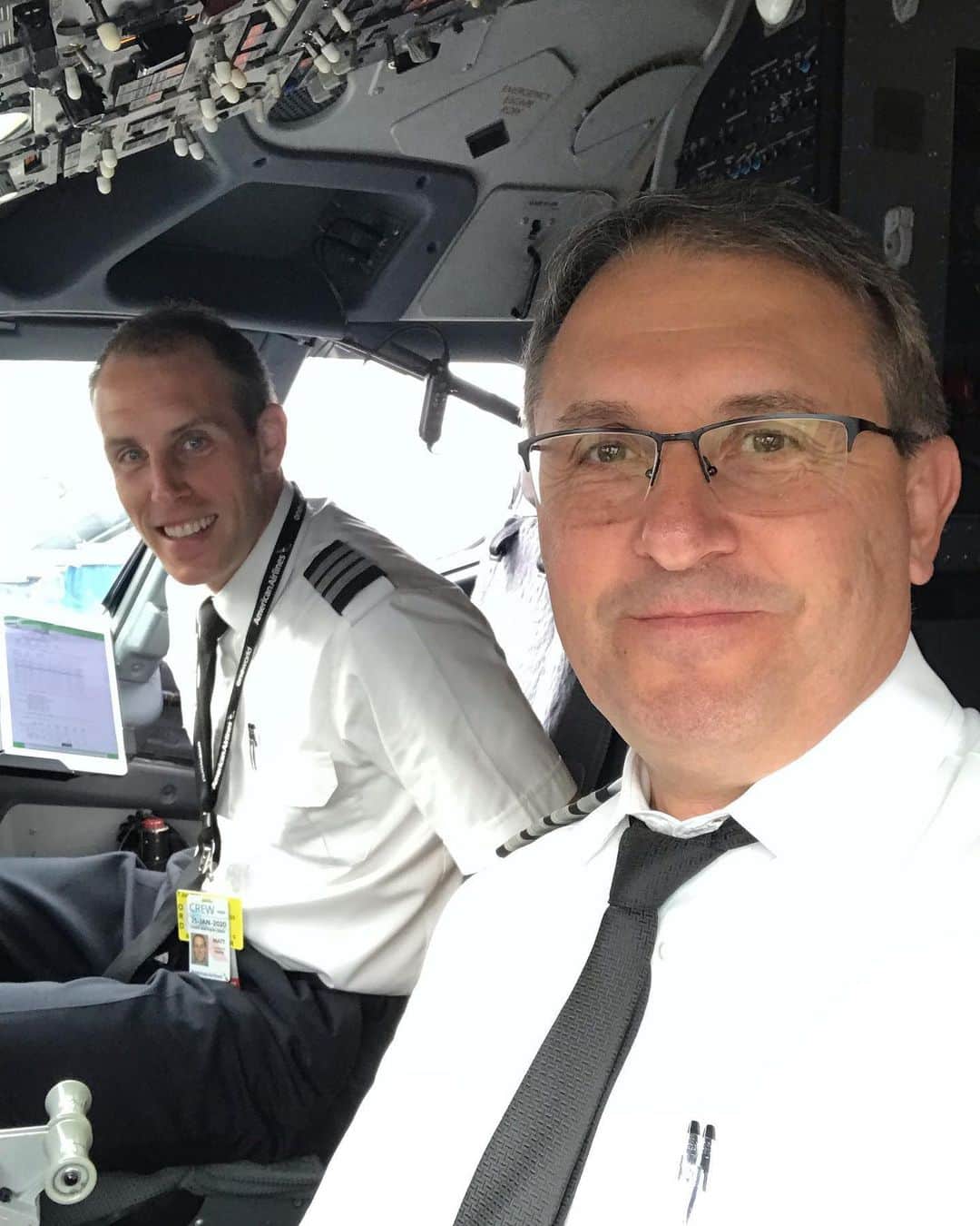アメリカン航空のインスタグラム：「“I was careful to make sure (aviation) was his dream, and not my dream for him,” Chicago-based First Officer Roger Yoder remembers. “When he was little, he would ask me when I would teach him how to fly. And I would say, ‘When you’re ready.’” This #FathersDay, learn how #AATeam members Roger Yoder and his son, Matt Yoder bonded over their love for flight. Link in bio.  Did you know it's #NationalSelfieDay as well? Post a pic with your pops and tag us!」