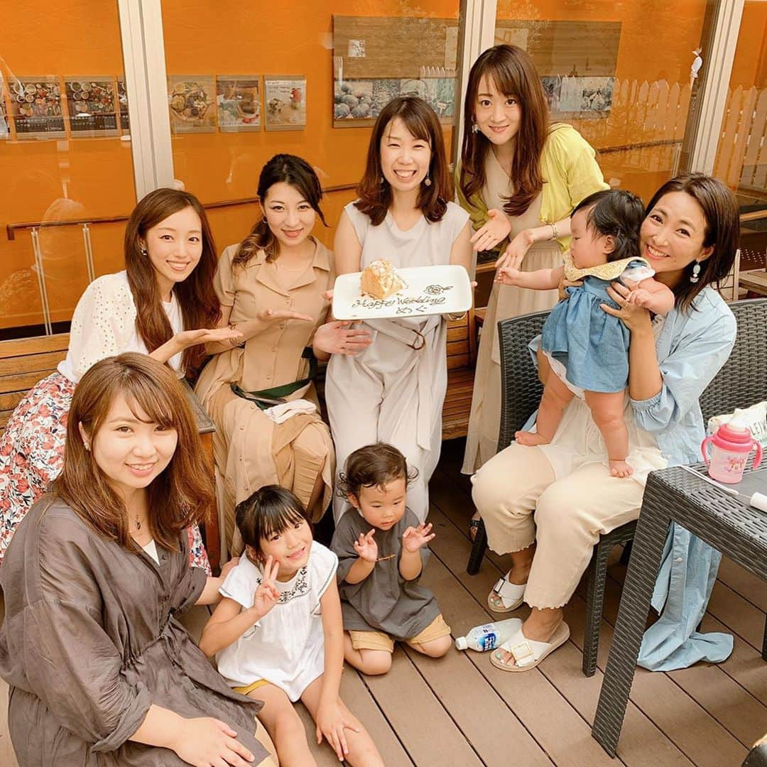 erikaさんのインスタグラム写真 - (erikaInstagram)「結婚で大阪を離れちゃうお友達の結婚祝いand送別会的なものをしてきたよ！ このメンバーで集まれるのは凄く久しぶりで嬉しかった❤️ そして、あっすん初の電車デビュー🚃✨ ギャン泣きする事なく、外の景色を不思議そうに見ていてとりあえず安心💦  #送別会#結婚祝い#梅田ランチ#子連れランチ大阪 #女子会#旧友 #電車デビュー」6月21日 23時03分 - ch1na.er1ka