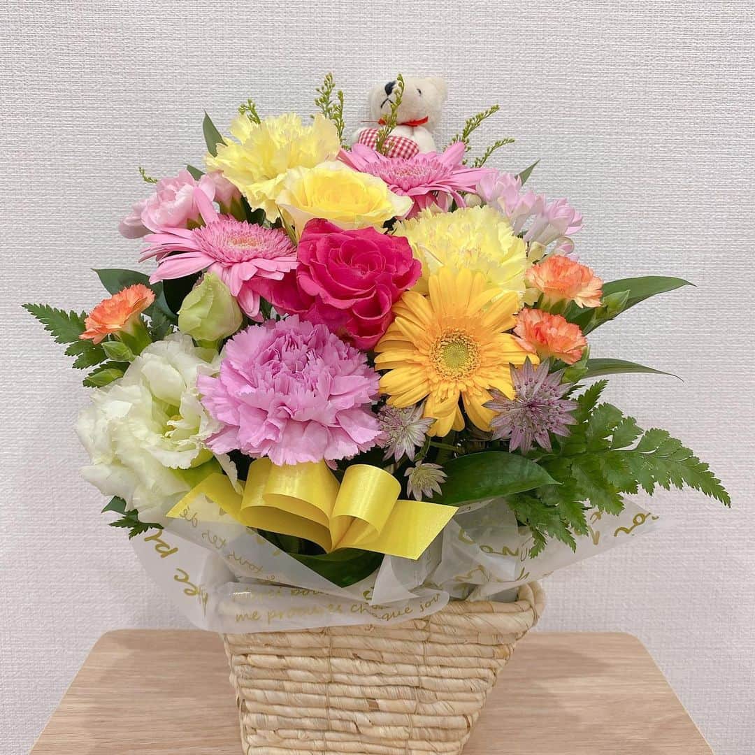 なかやまちえこのインスタグラム：「Marinaさんからとってもとっても可愛いお花を頂きました😌🙏💕🌸⠀ 大切に飾らせていただきます😌🙏✨⠀ ⠀ シェアネイルサロン 『aby.』ではオプションにて、カラージェル やアート商材もお使いいただけます✨⠀ 見学のみも可能です。⠀ 年会費はございませんので、東京に来た時だけ使いたい。などもお待ちしてます☺️⠀ スクール生さんの練習（お二人で一つの机をお使いいただけます。）や、個人レッスンなども使用可能ですので、お気軽に @aby_sharenail のメールアドレス、お電話にお問い合わせください😊」