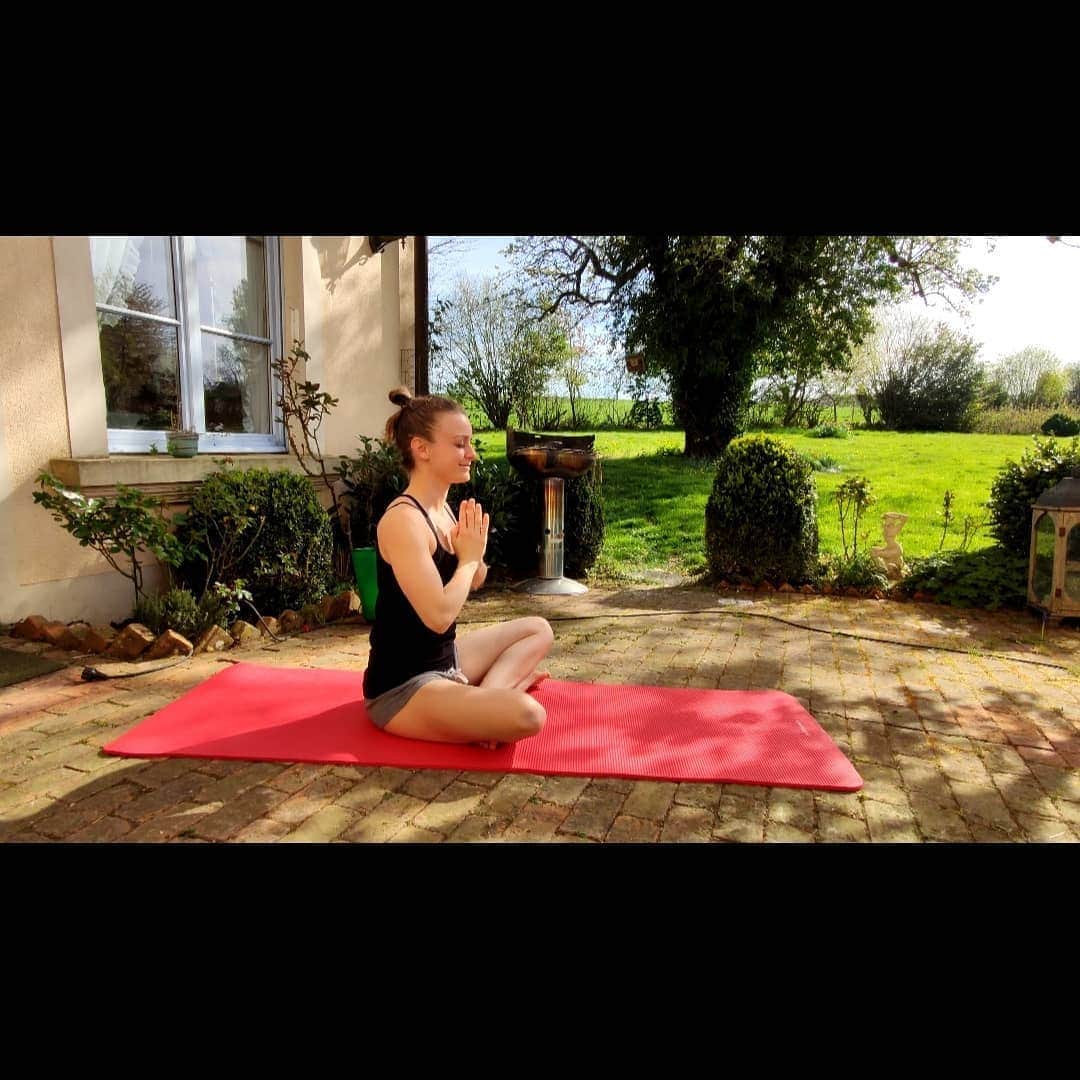 DE NUTTE Sarahさんのインスタグラム写真 - (DE NUTTE SarahInstagram)「Happy International Yoga Day 🧘🏻‍♀️ . Have you ever tried Yoga? 🤔」6月21日 23時06分 - sarahdenutte
