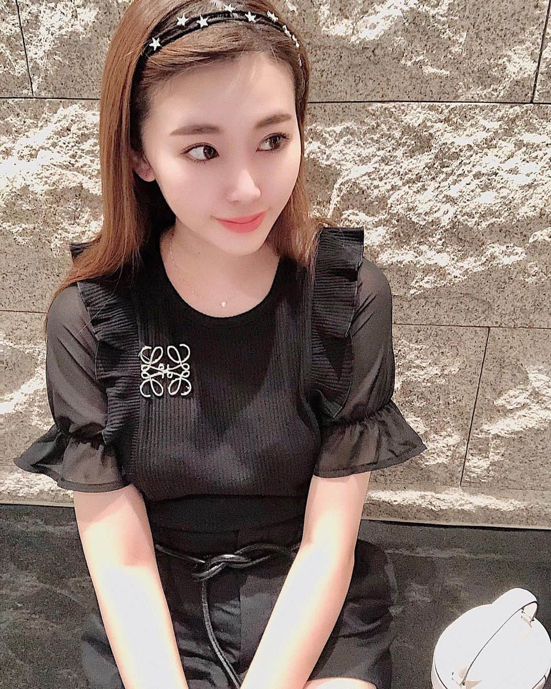 藤川沙弥のインスタグラム：「ᴏᴜᴛғɪᴛ🌈﻿ ﻿ tops @newlyme_official ﻿ 送料無料だったよ🥰✊🏻﻿ ﻿ 大好きな★のカチューシャは﻿ @the_lilac_accessories﻿ めっちゃ可愛い🥺🤍🤍﻿ ﻿ カラコンはいつもすぐ届くから﻿ @onlinecontact でポチっとしてます‼︎🤳🏻﻿ ﻿ ﻿ ﻿ ﻿ ﻿ #newlyme #ニューリーミー﻿ #newlyme_tops #ガーリーコーデ﻿ #パフスリーブ #シフォン袖テレコトップス」